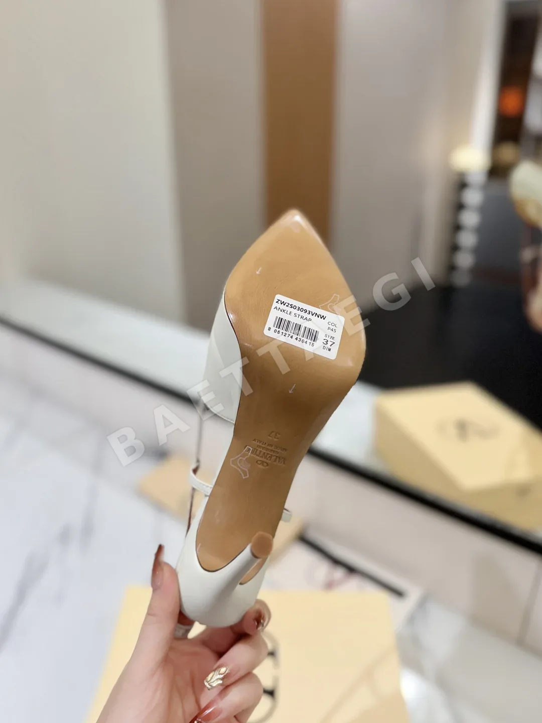 발렌티노 V 버클 뾰족코 샌들 상세 이미지 9