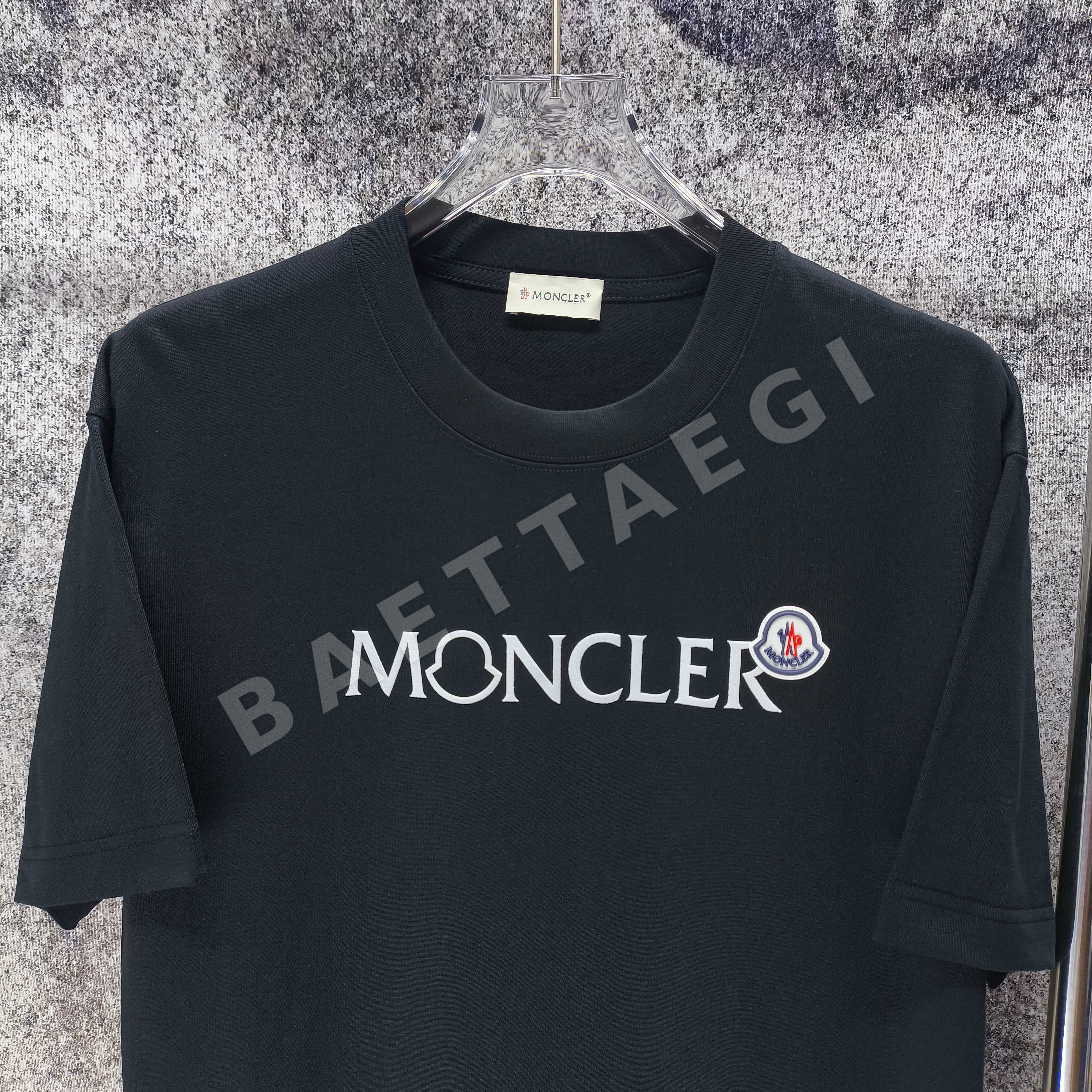 몽클레르 플로키 가공 실리콘 패치 여성 반팔 티셔츠 상세 이미지 3