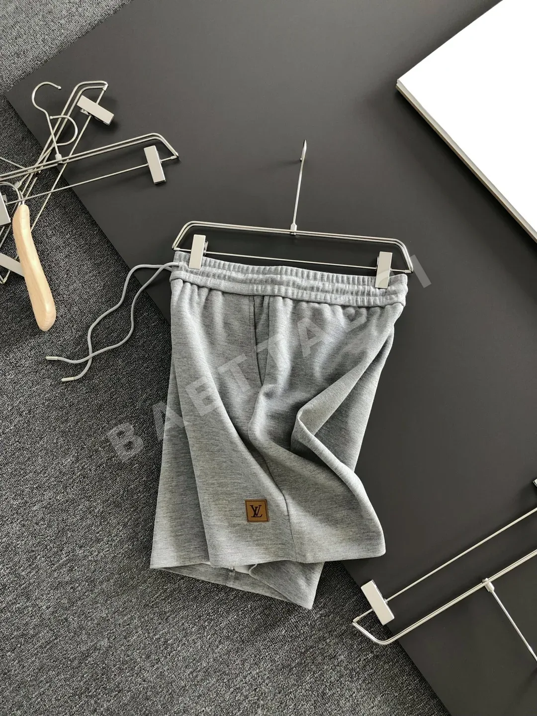 루이비통 자수 로고 남성 반바지 상세 이미지 2