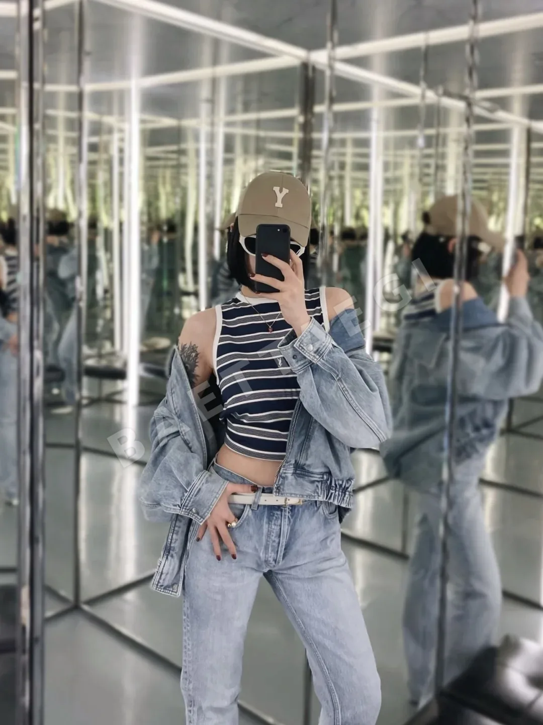 생로랑 컬러 블록 로고 자수 크루넥 반팔 티셔츠 상세 이미지 9