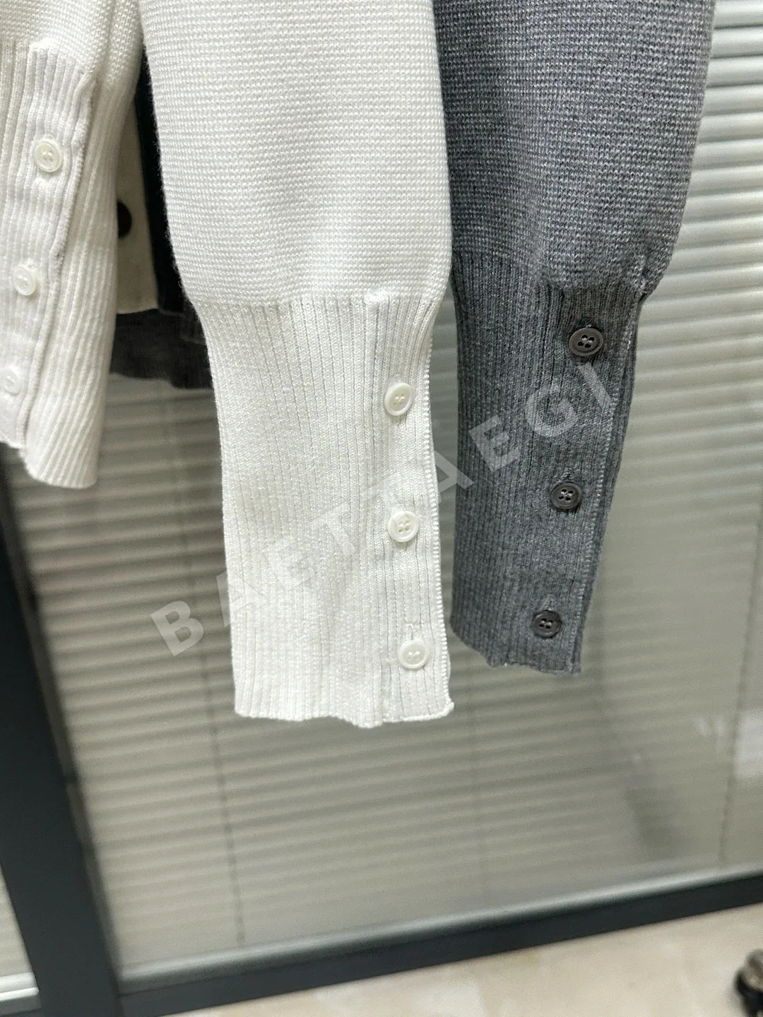 톰브라운 울 혼방 4바 스트라이프 브이넥 가디건 상세 이미지 7
