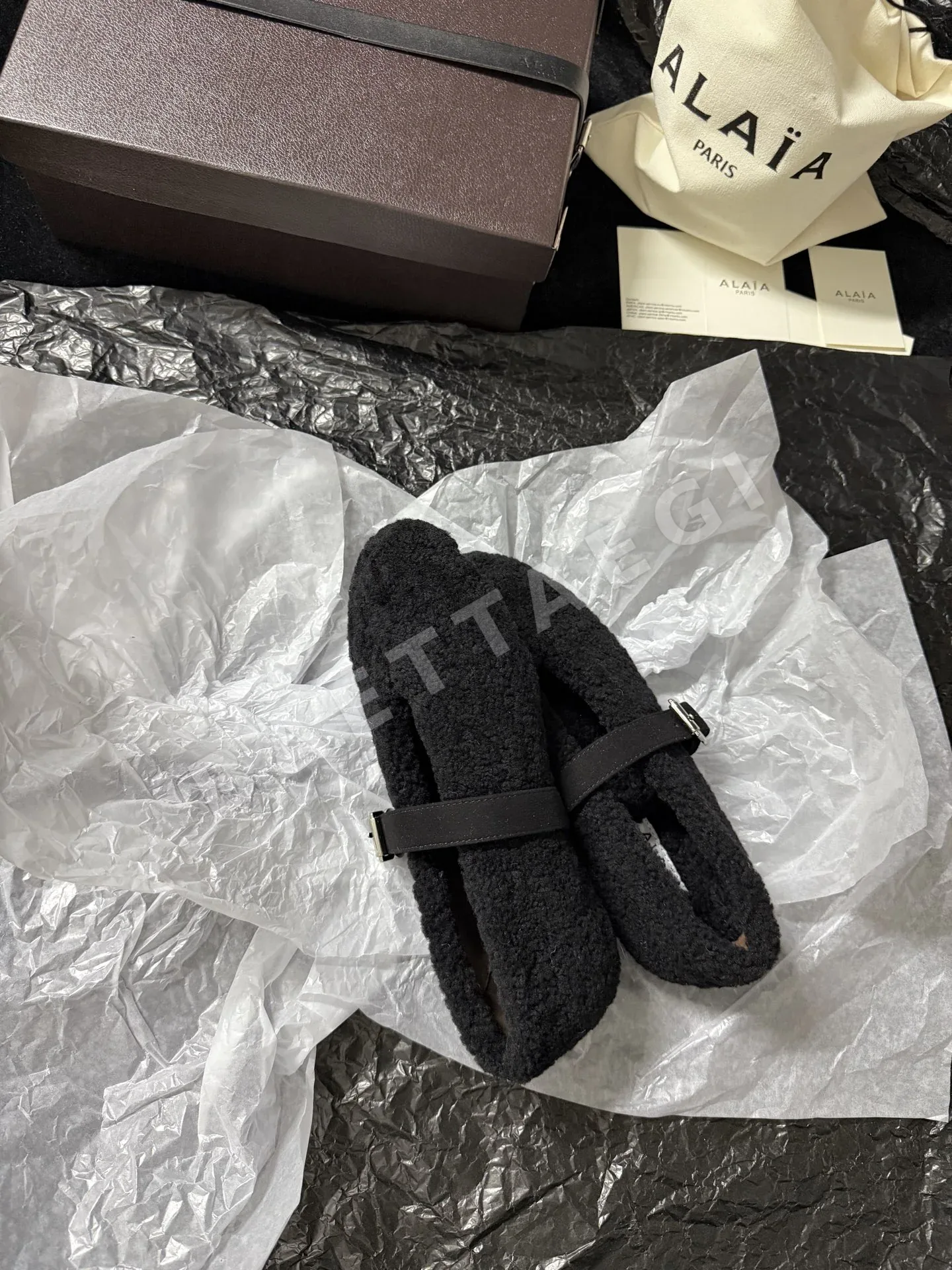 알라이아 플러시 버클 여성 신발 상세 이미지 3