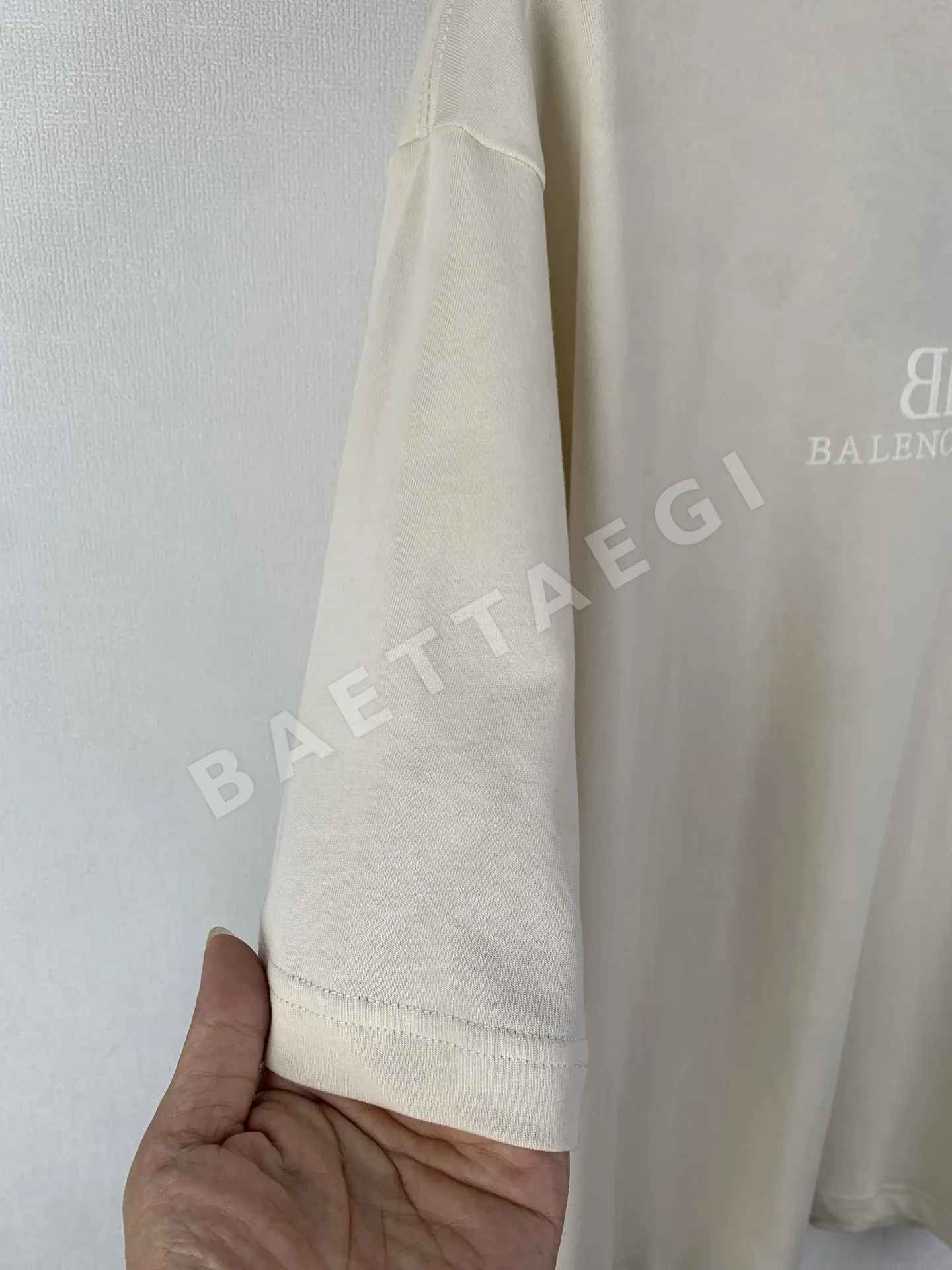 발렌시아가 남성 로고 자수 반팔 티셔츠 상세 이미지 7