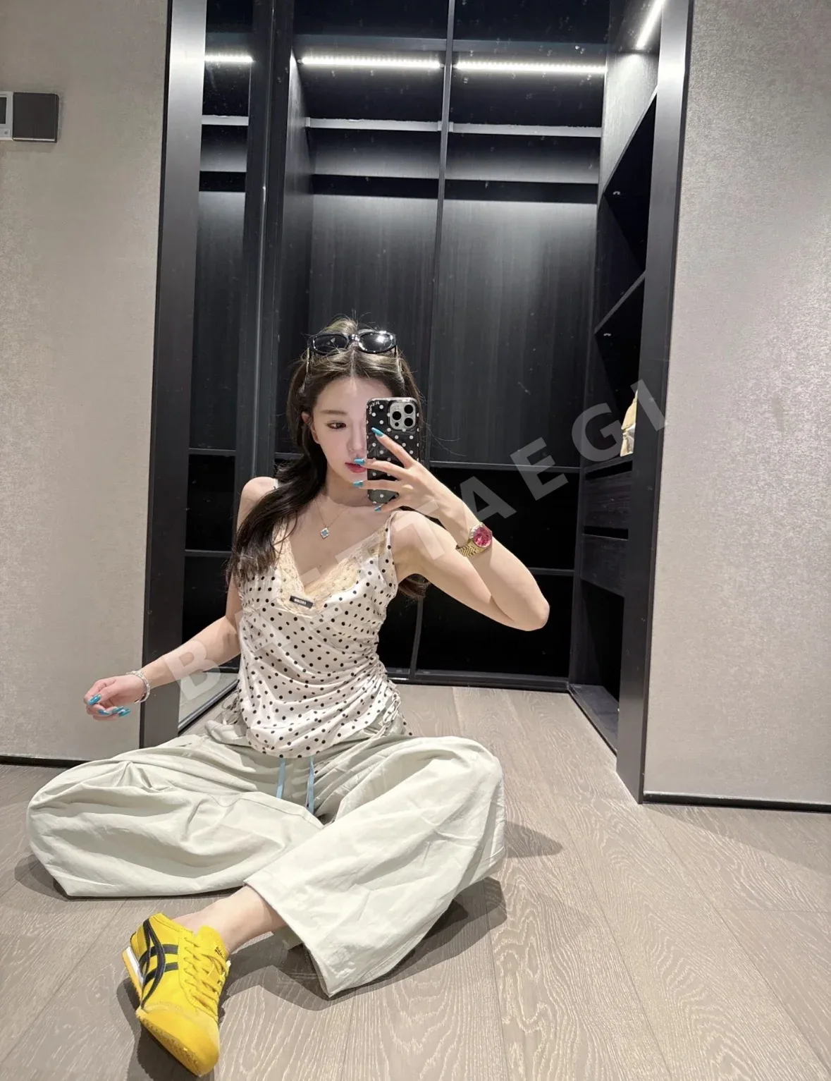 미우미우 새틴 물방울무늬 레이스 네크라인 여성 반팔 상세 이미지 5