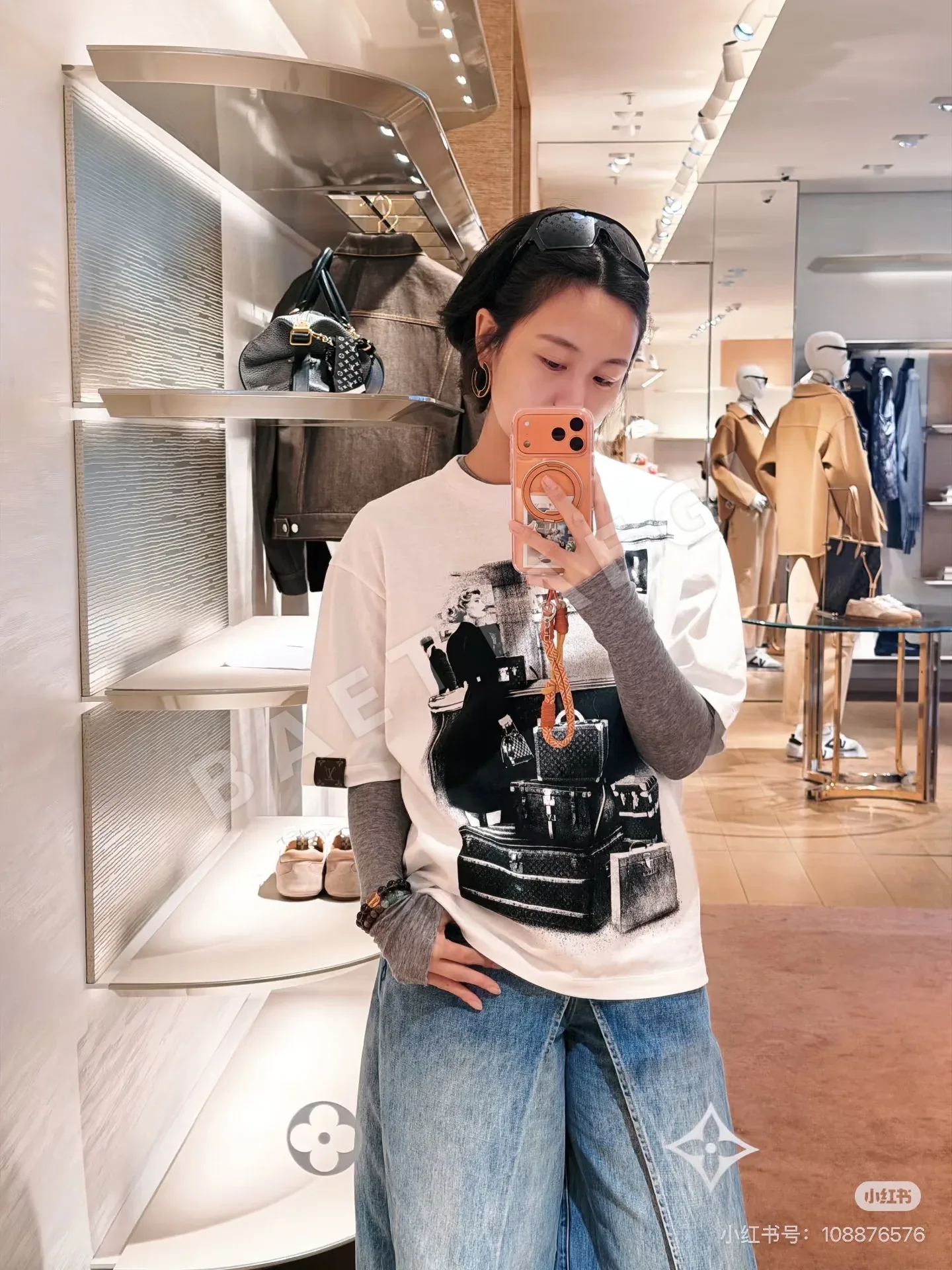 루이비통 여행 가방 프린트 여성 반팔 티셔츠 상세 이미지 9
