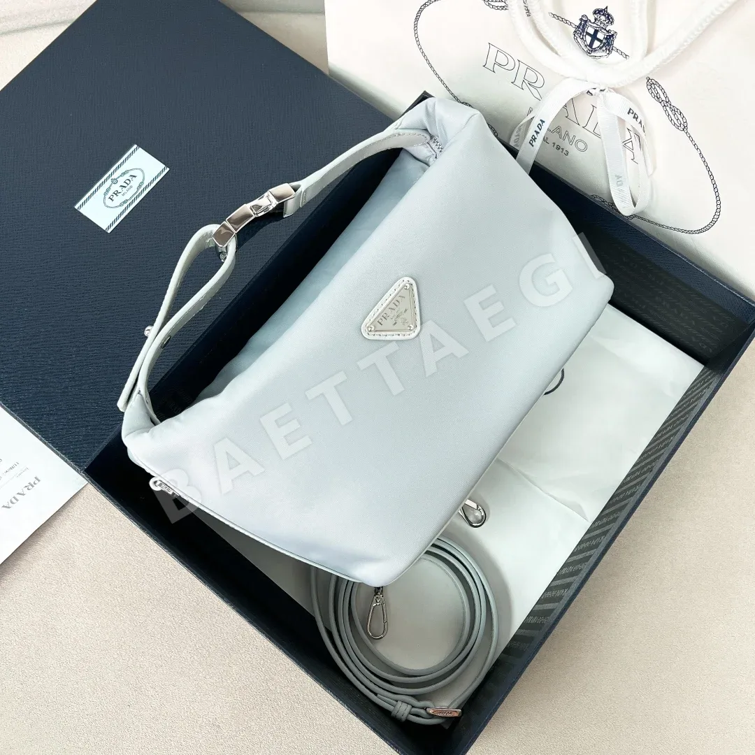프라다 나일론 삼각 로고 런치박스 가방 1BC302