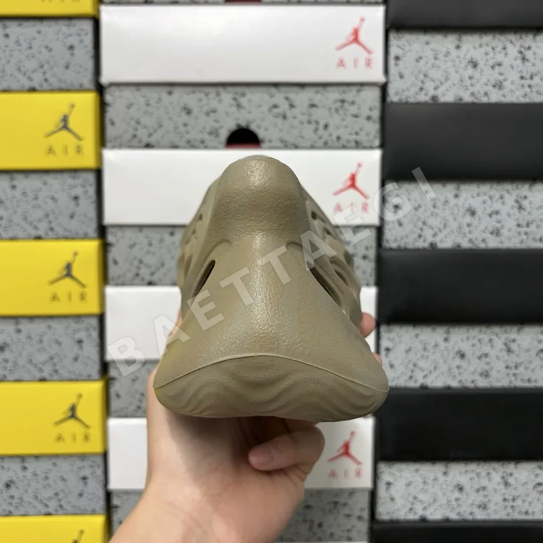 아디다스 [LW] 이지 폼 RNNR GX4472 200636 Adidas Yeezy Foam RNNR Stone Sage 상세 이미지 9