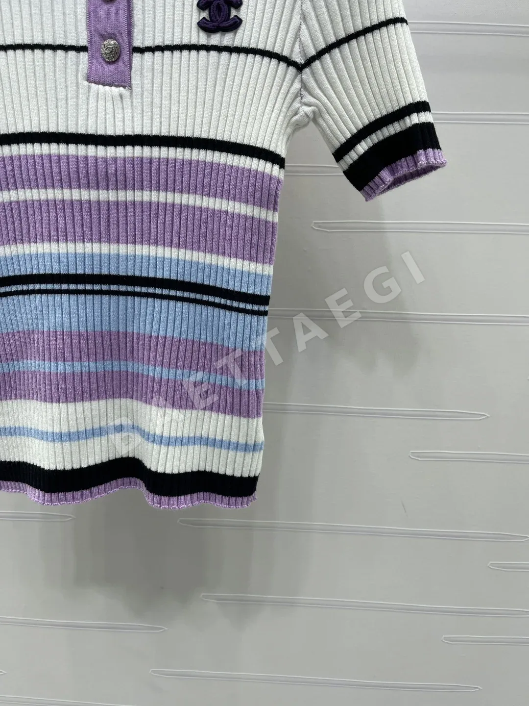 샤넬 스트라이프 슬림핏 카라 반팔 티셔츠 상세 이미지 6