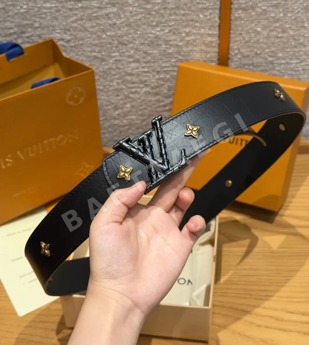 루이비통 LV 이니셜 모노그램 버클 트리옹 가죽 벨트 상세 이미지 9