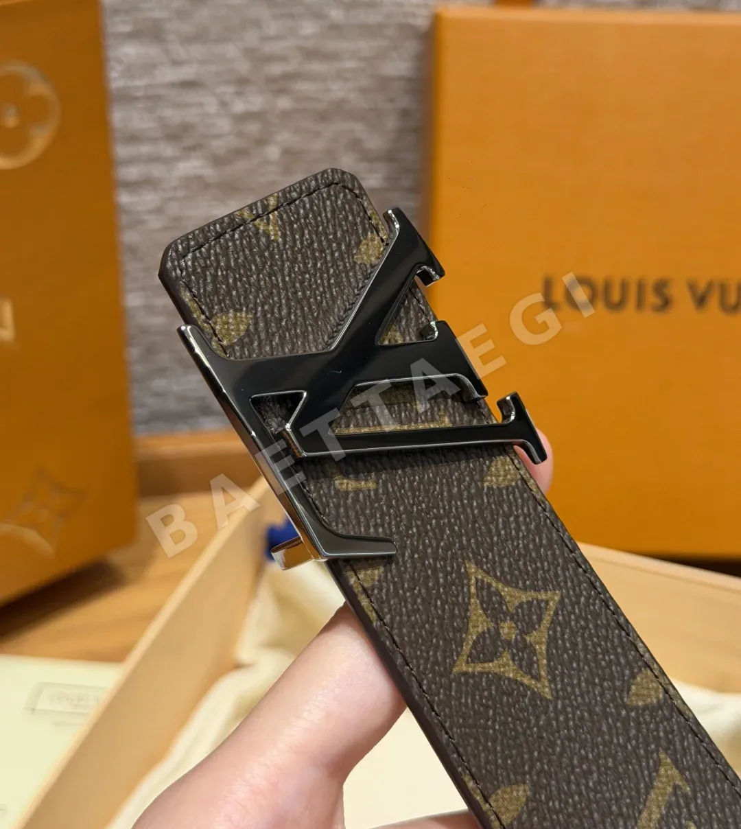 루이비통 모노그램 캔버스 LV 버클 벨트 상세 이미지 2