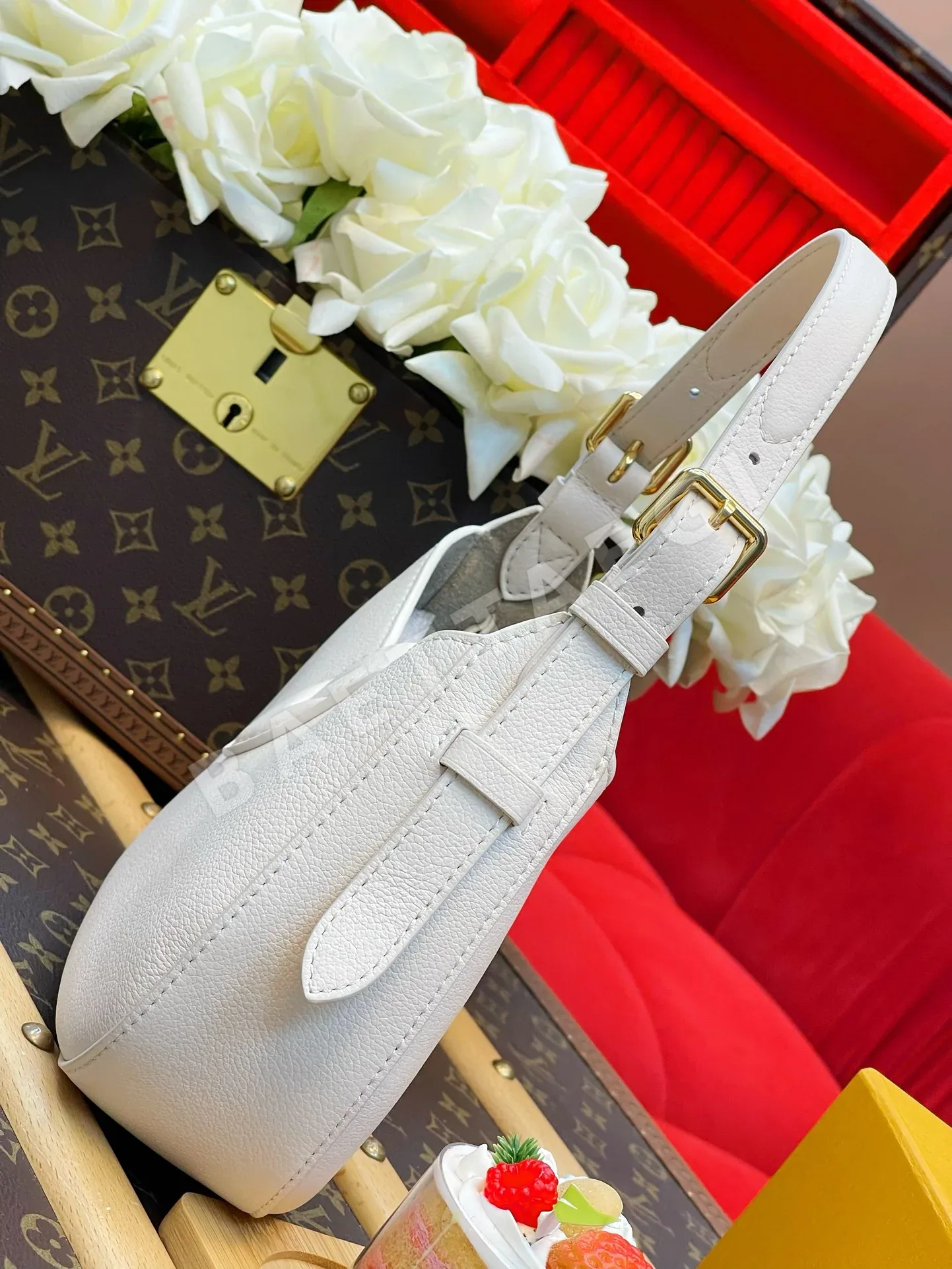 루이비통 화이트 소가죽 숄더백 M24990 상세 이미지 5