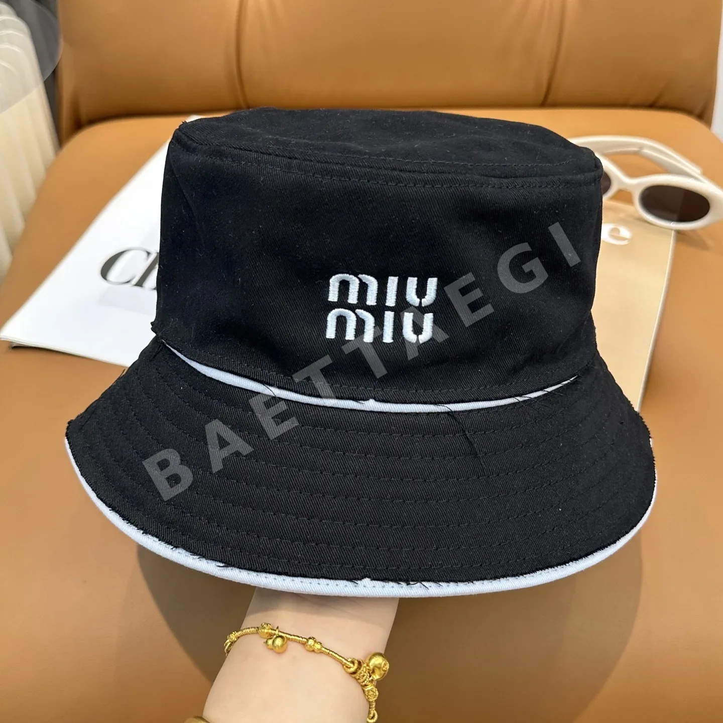 미우미우 자수 배킷 햇 모자 상세 이미지 2