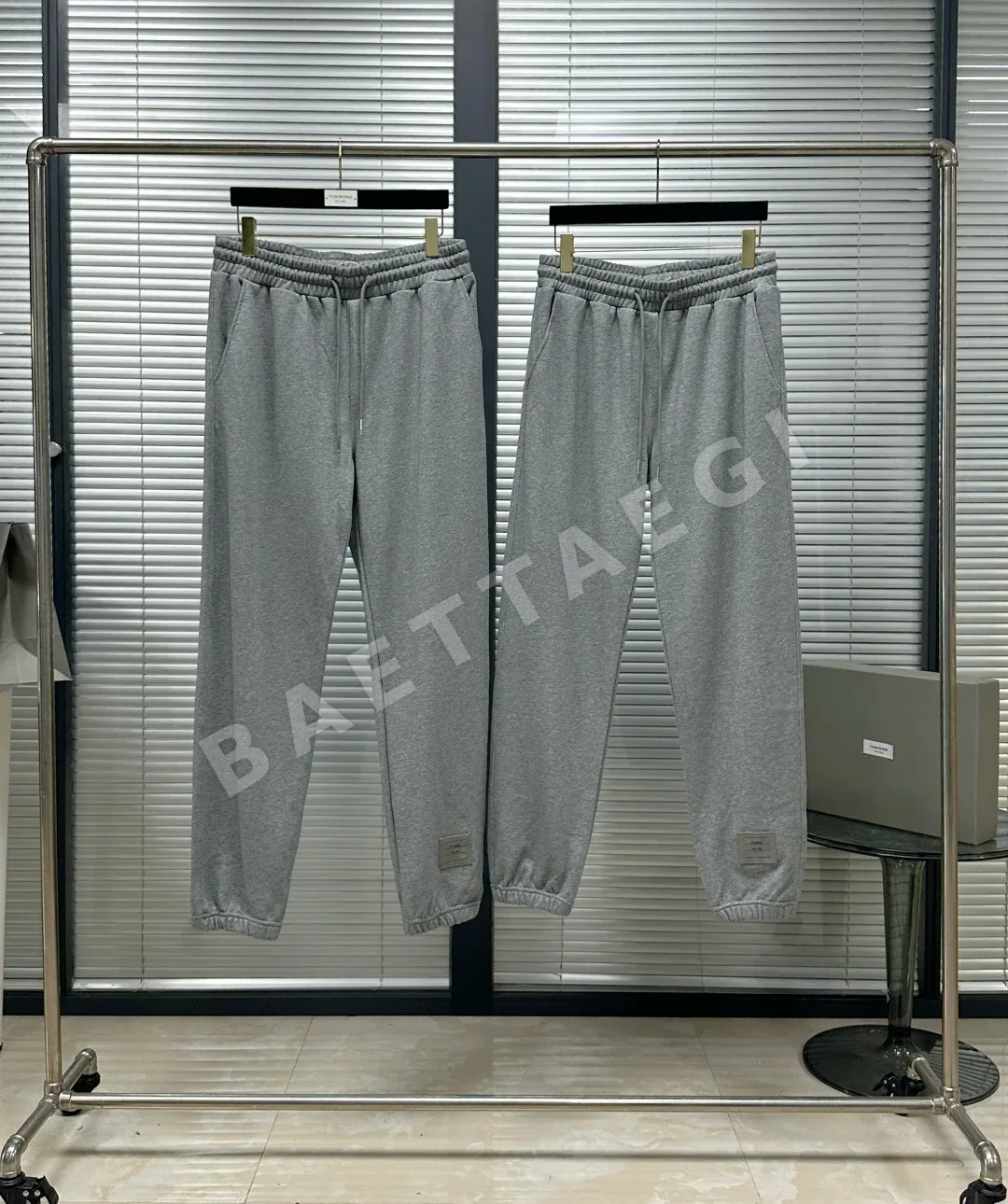 톰브라운 가죽 라벨 오버핏 남성 스웨트팬츠 46660