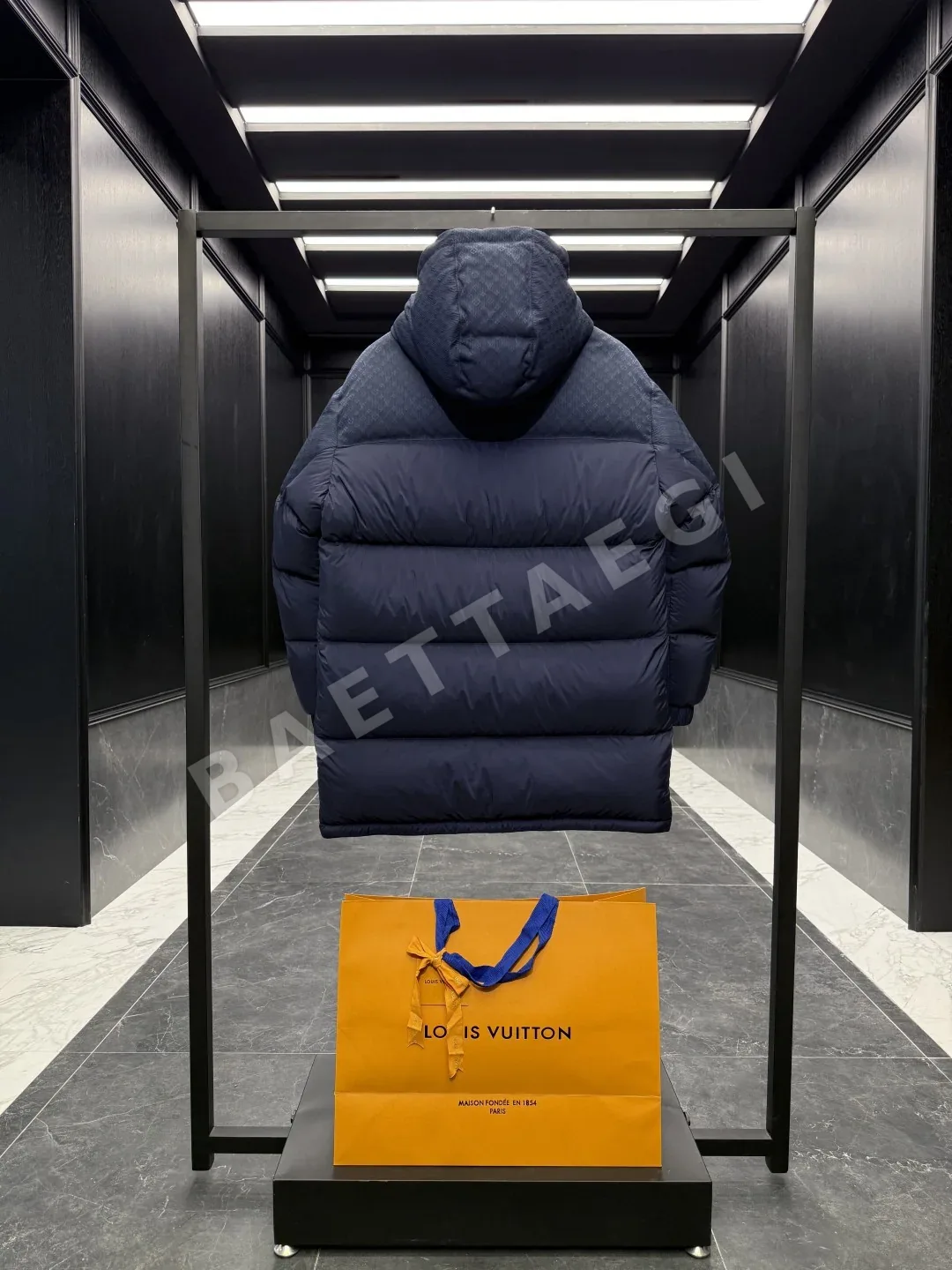 루이비통 LV 모노그램 뉴 미드 길이 3D 자카드 후드 다운 재킷 상세 이미지 9