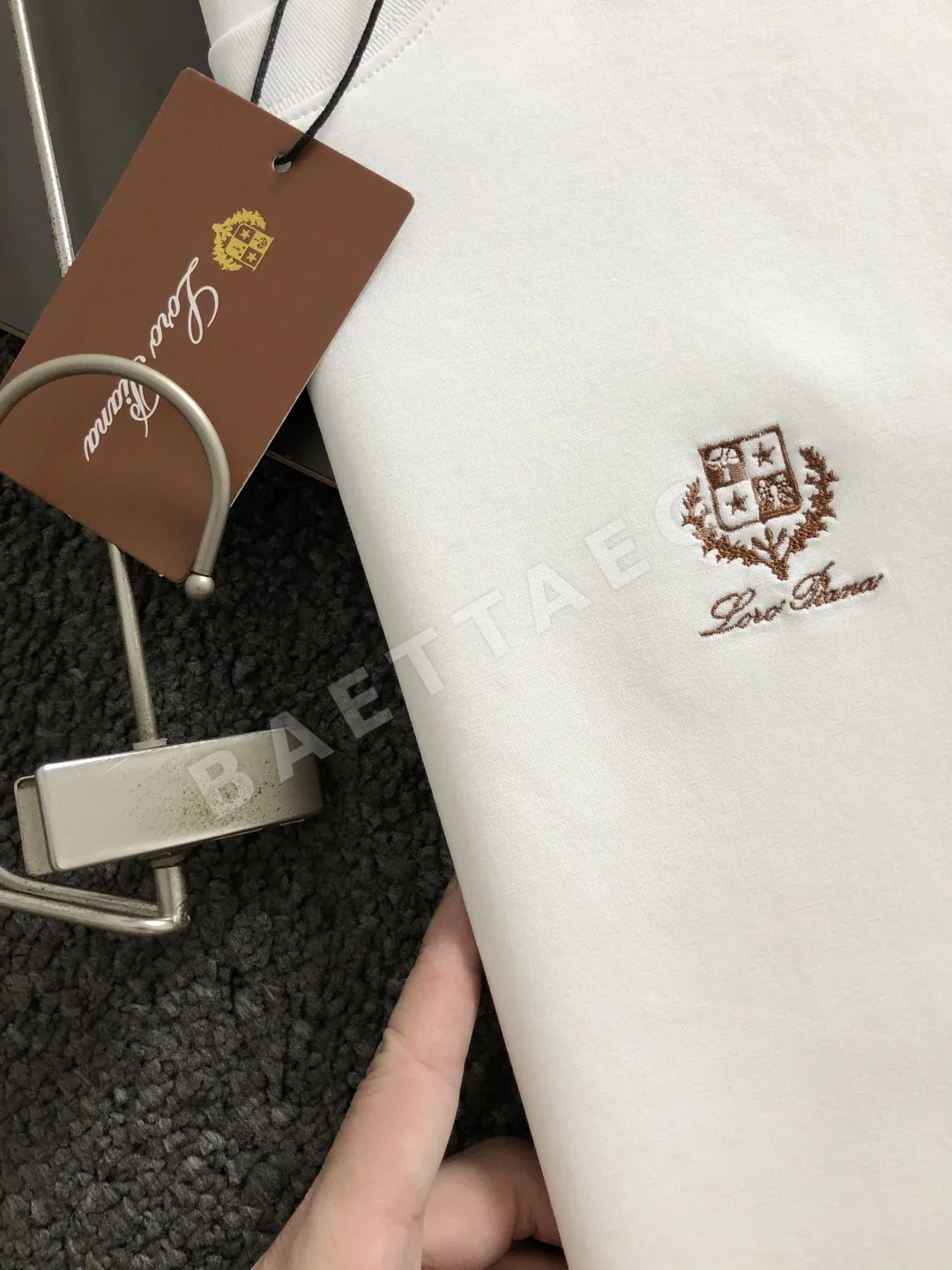 로로피아나 배색 자수 로고 남성 반팔 티셔츠 상세 이미지 3