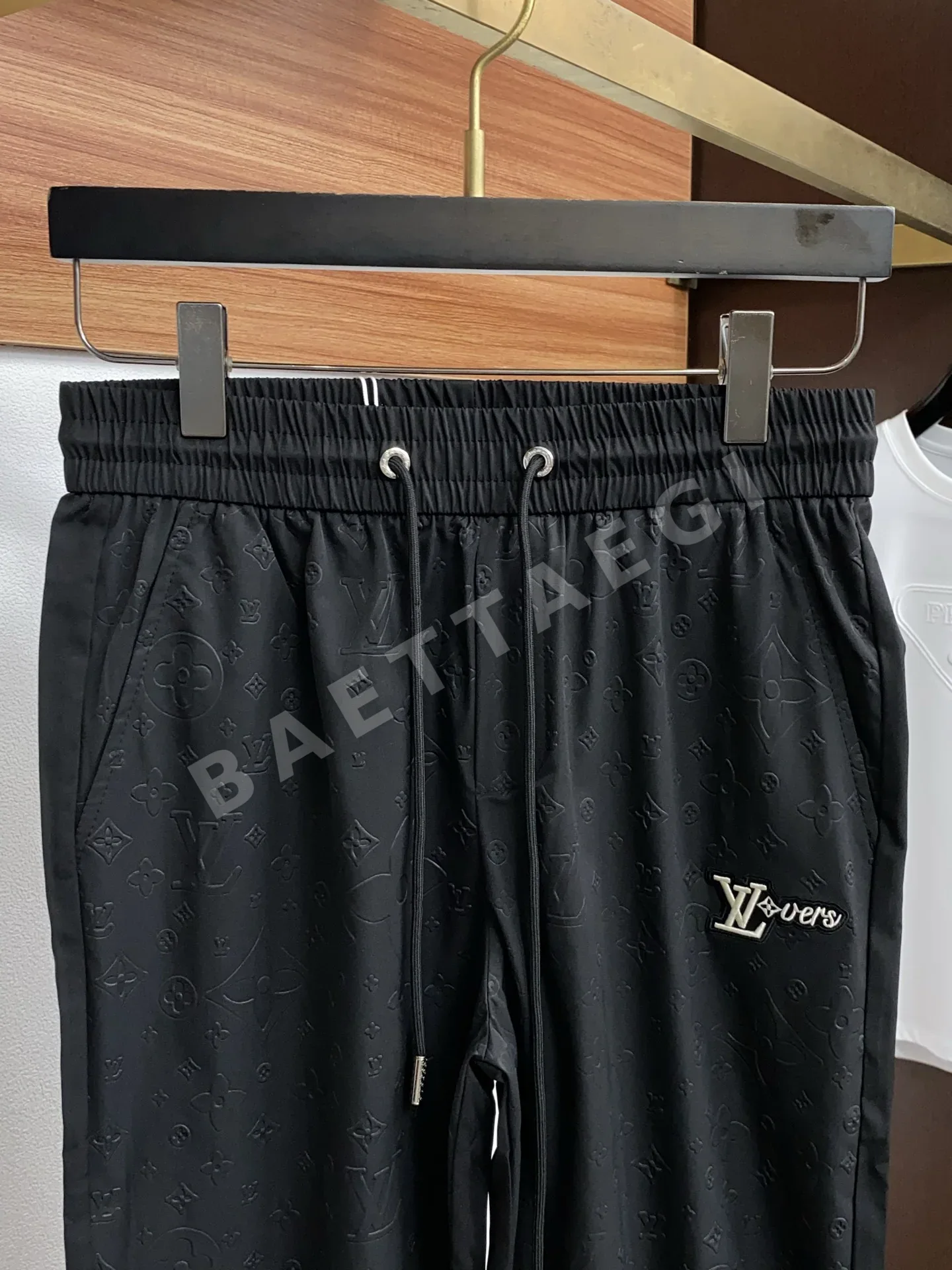 루이비통 로고 장식 텐셀 코튼 남성 바지 상세 이미지 3