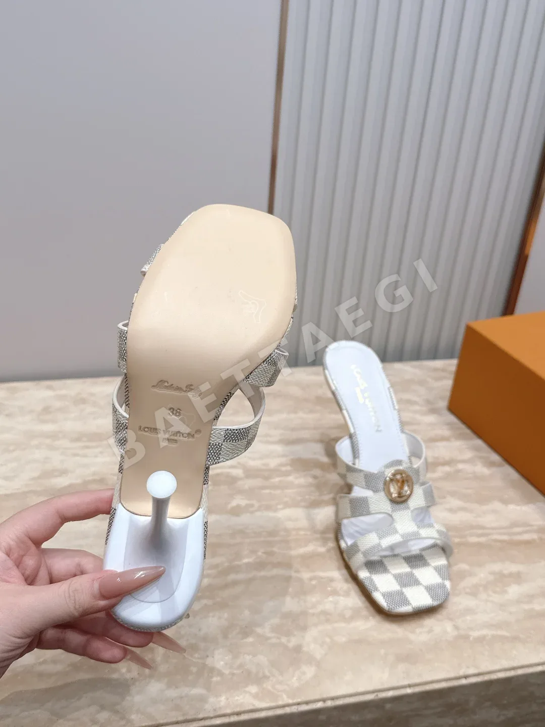 루이비통 메탈 버클 청키 힐 샌들 상세 이미지 9