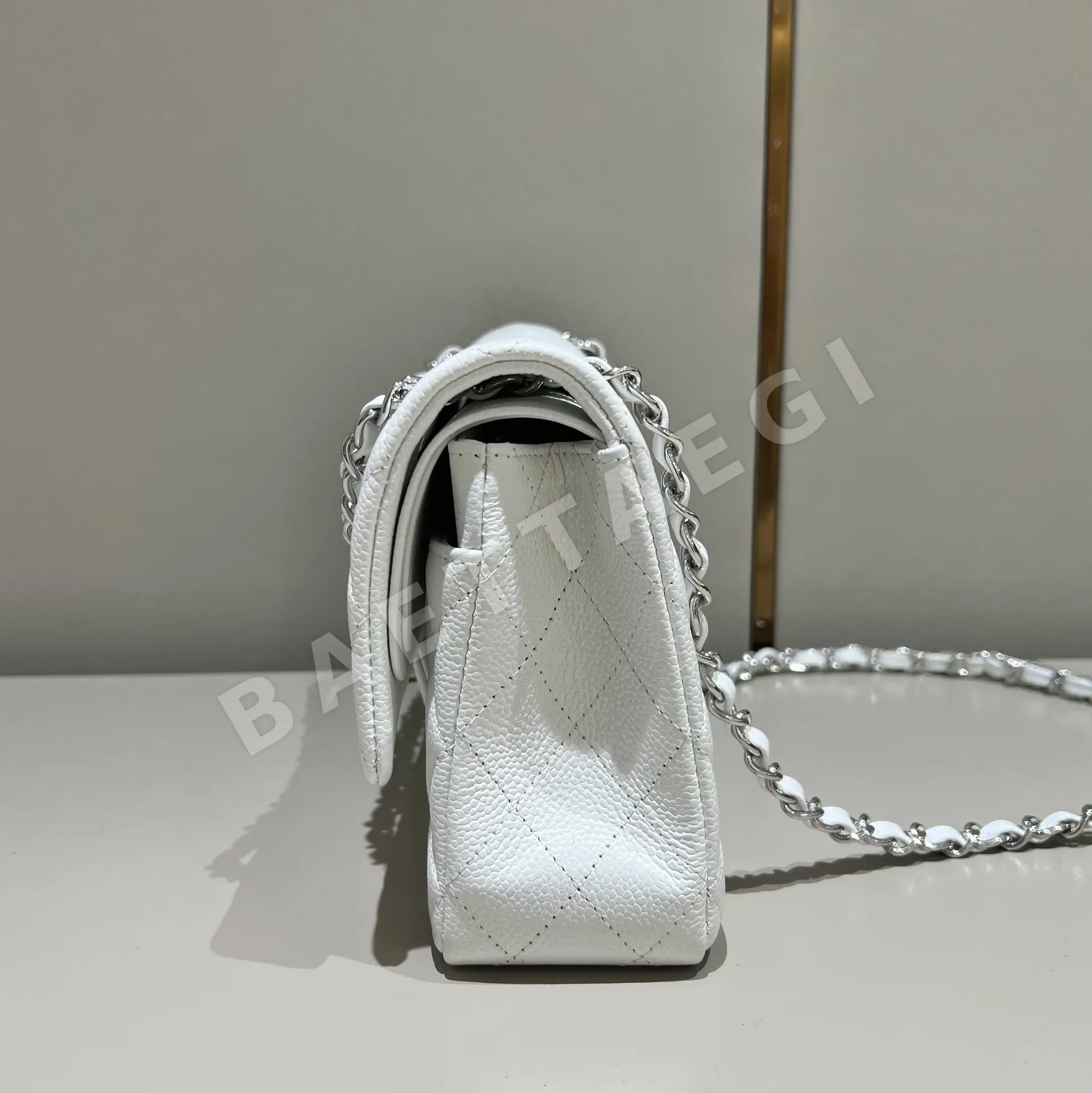 샤넬 클래식 플랩백 화이트 은장 소가죽 가방 상세 이미지 3