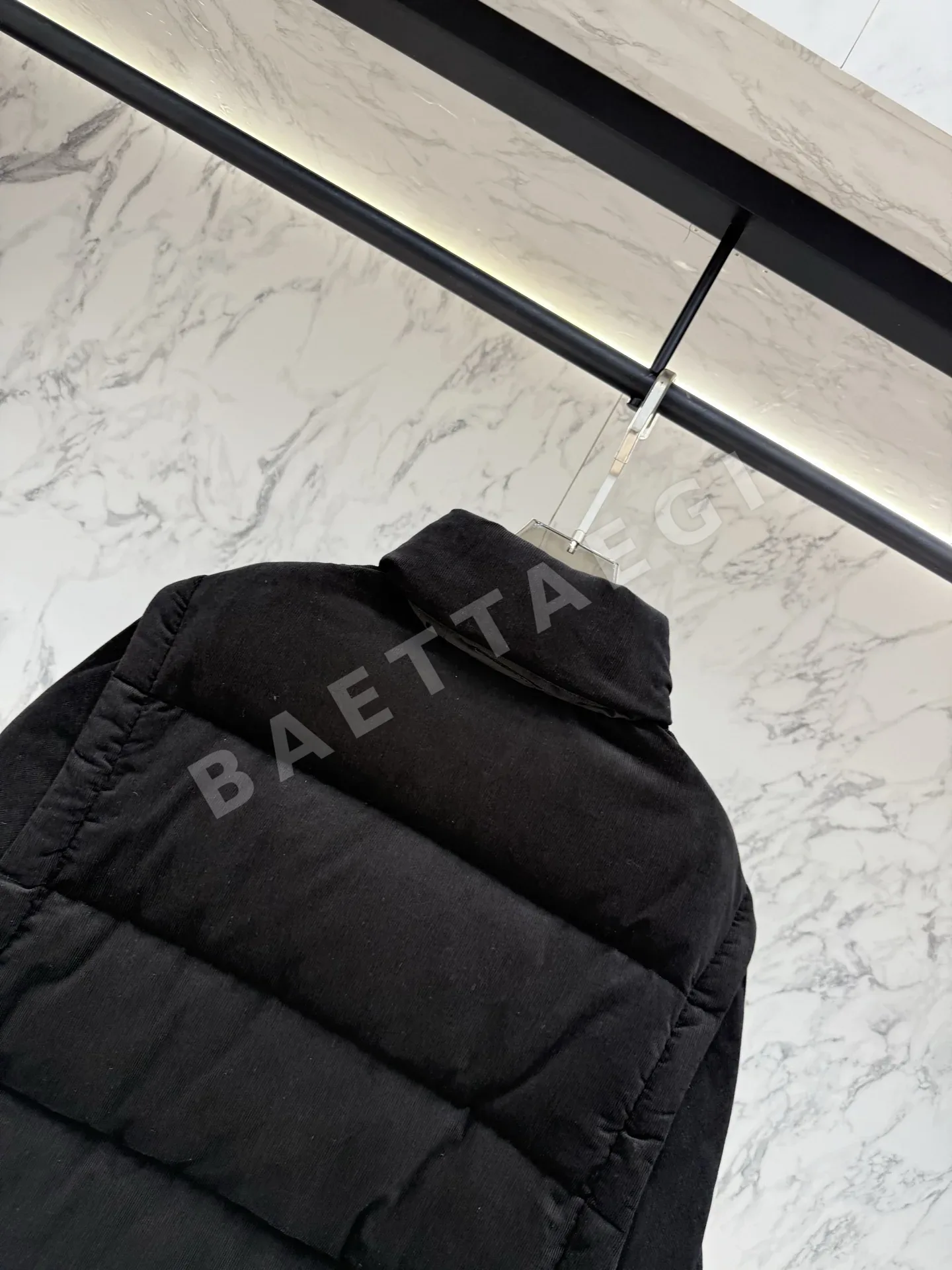 프라다 미디움 웨이트 코듀로이 다운 자켓 상세 이미지 9