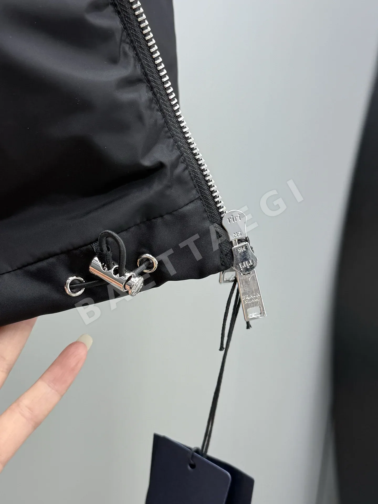 프라다 리사이클 나일론 후드 벨트 여성 패딩 상세 이미지 5