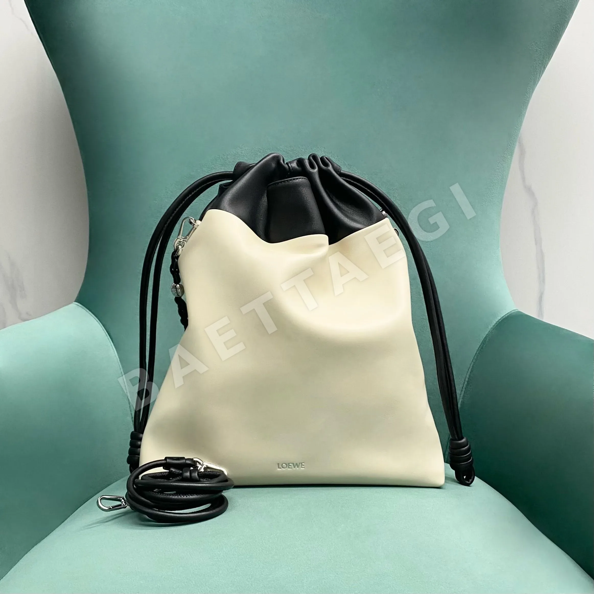  로에베 플라멩코 가죽 드로스트링 백 77237