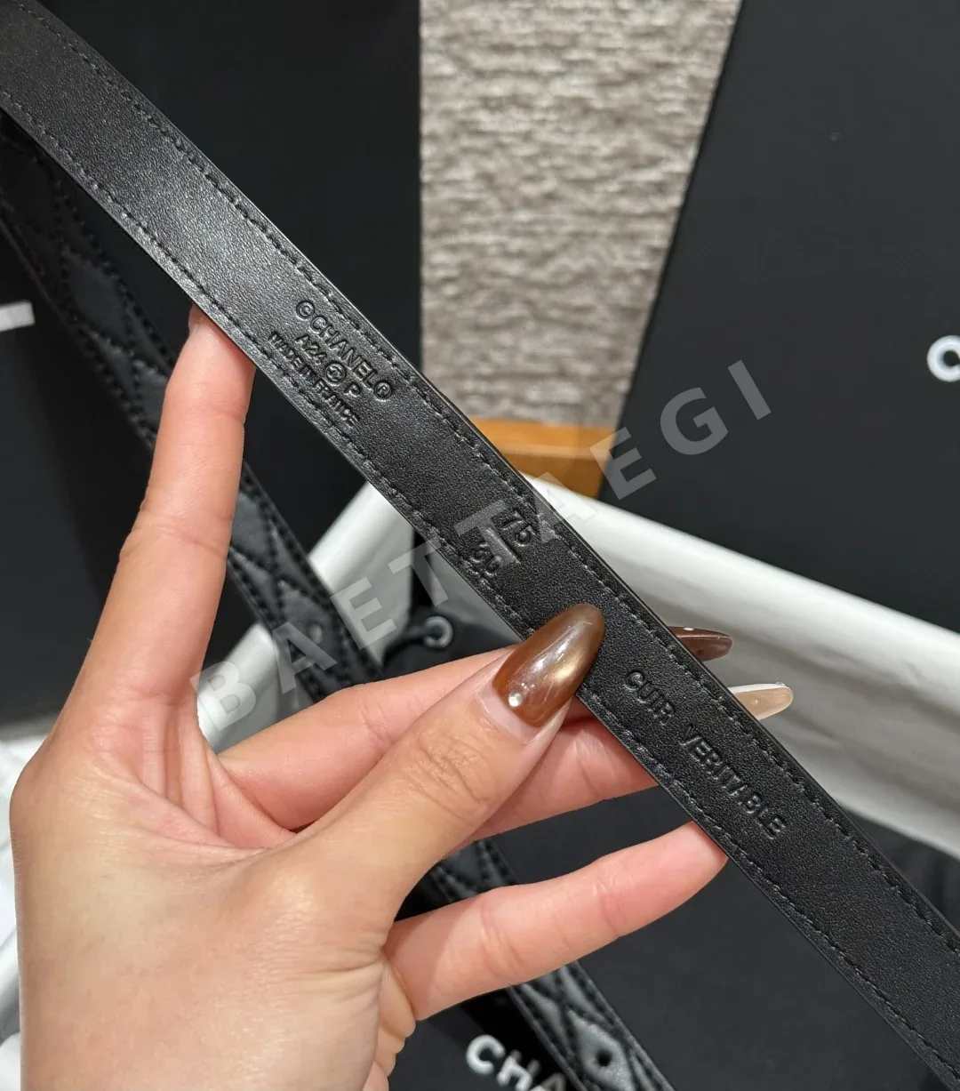 샤넬 클래식 블랙 카프스킨 체인 로고 벨트 상세 이미지 9