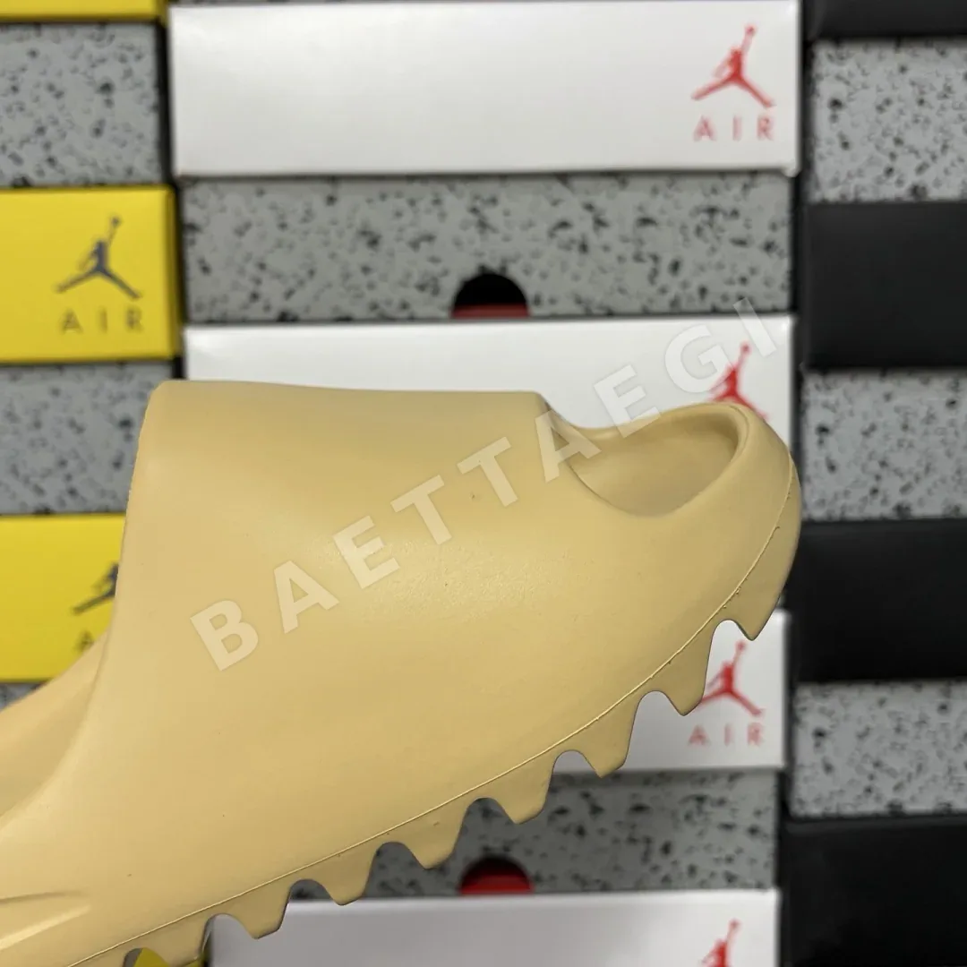 아디다스 [LW] 이지 슬라이드 FW6344 200633 Adidas Yeezy Slide Desert Sand 상세 이미지 2