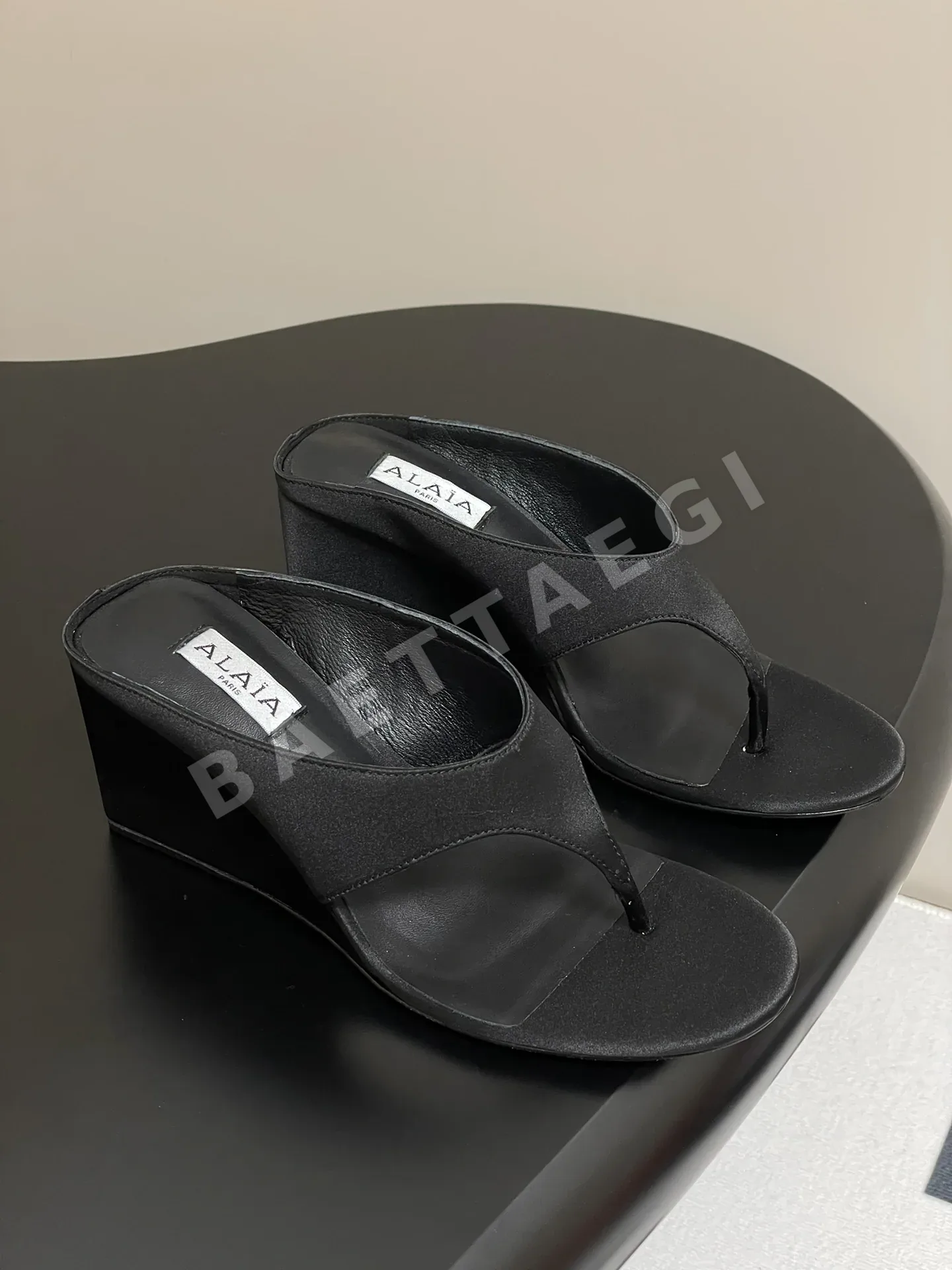 알라이아 큐브 웨지 새틴 뮬 120416