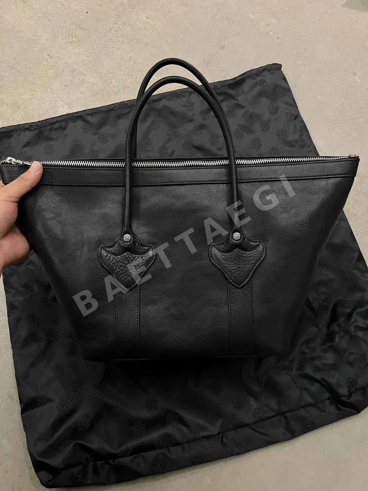 크롬하츠 대형 크로스 소드 지퍼 만두 가방 상세 이미지 5