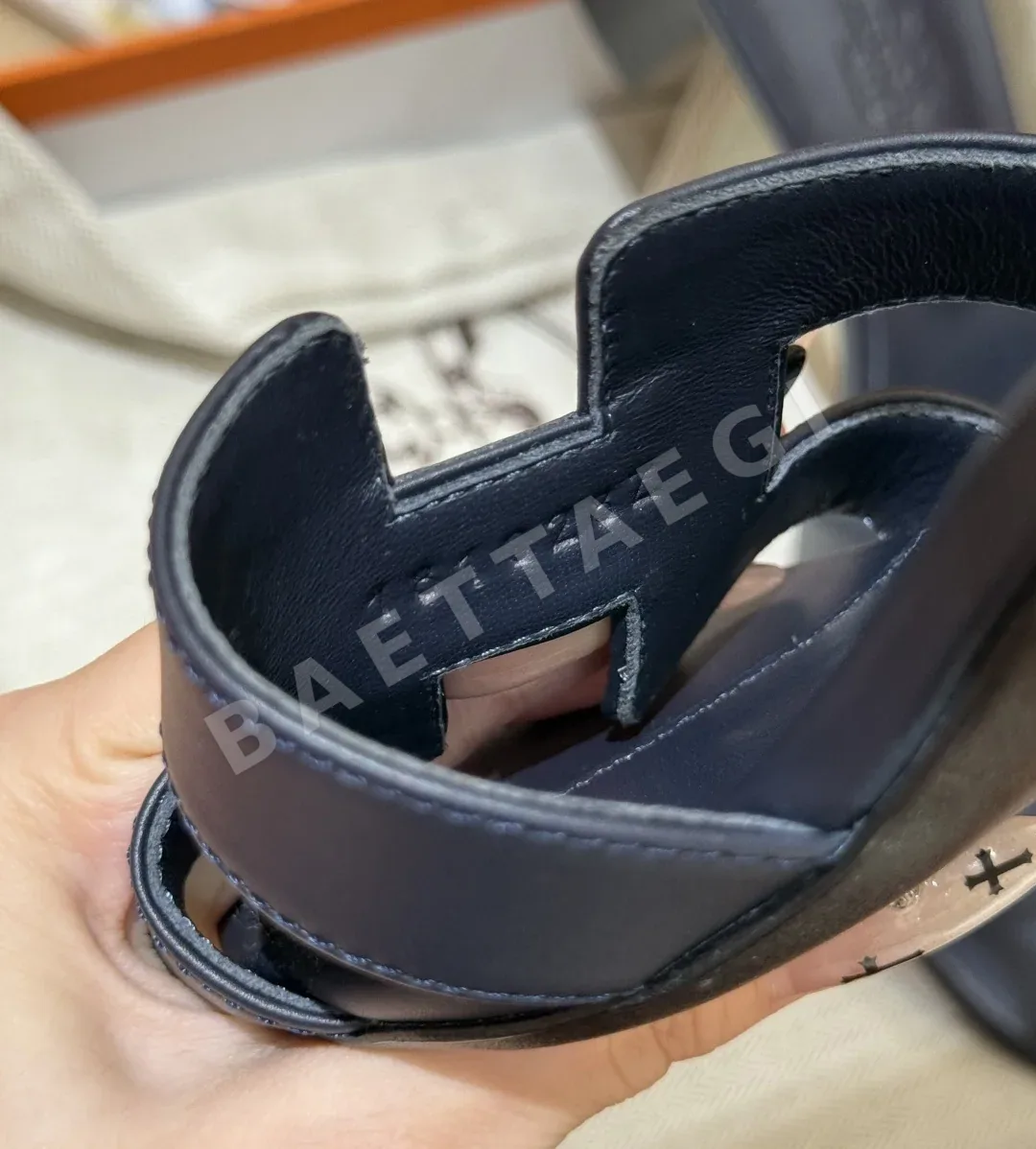 에르메스 오아시스 샌들 네이비 송아지가죽 H 컷아웃 상세 이미지 5
