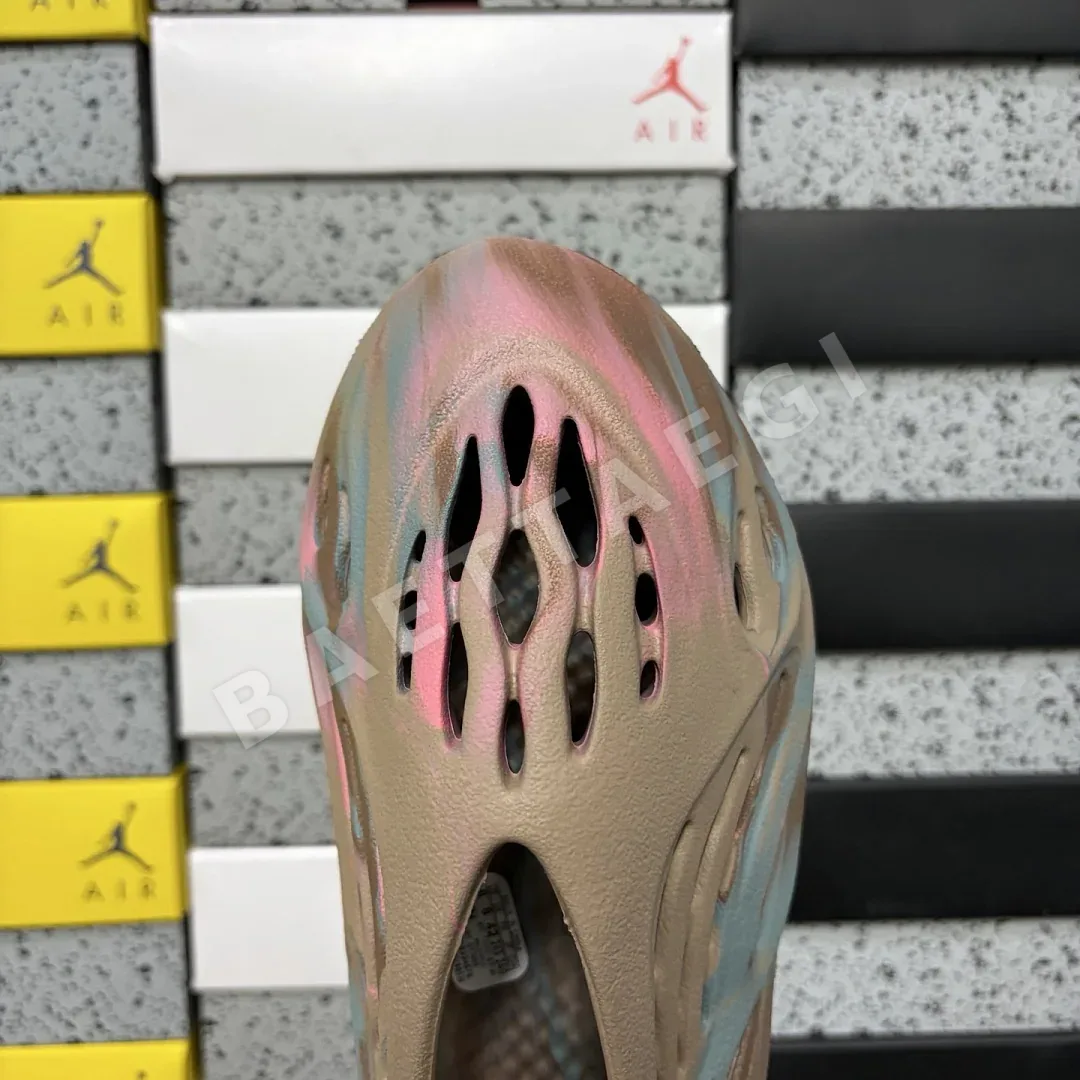 아디다스 [LW] 이지 폼 RNNR MX GY3969 200650 Adidas Yeezy Foam RNNR MX Sand Grey 상세 이미지 2