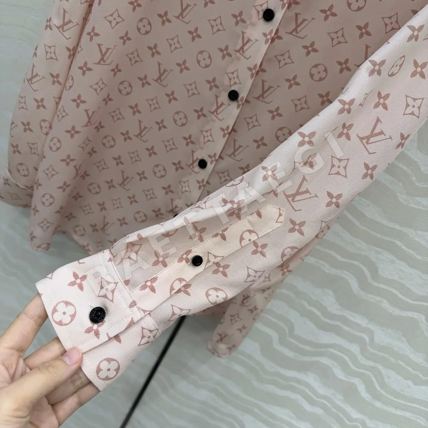 루이비통 모노그램 프린트 실크 셔츠 상세 이미지 6