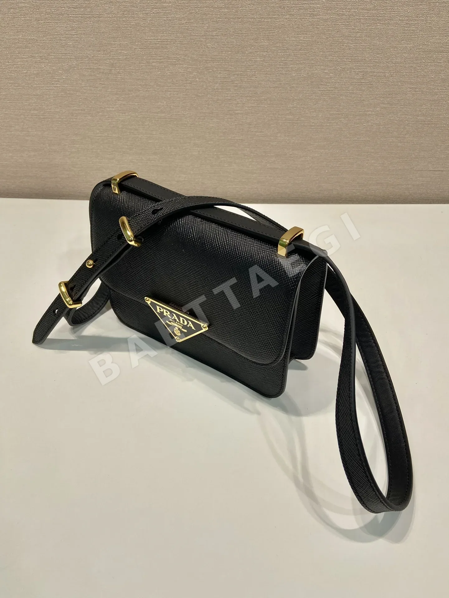 프라다 삼각 퀼팅 카프스킨 숄더백 1BD320 상세 이미지 4