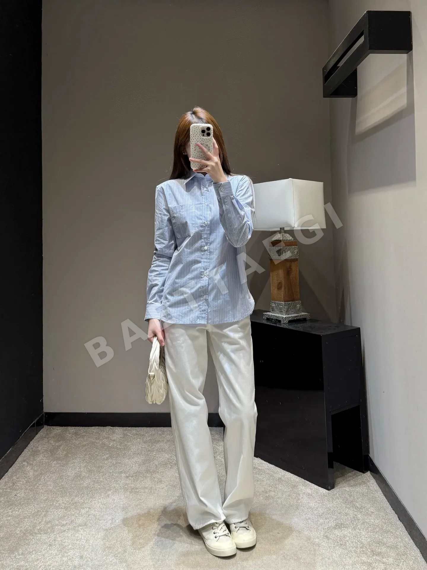 생로랑 로고 스트라이프 긴팔 셔츠 여성의류 상세 이미지 4