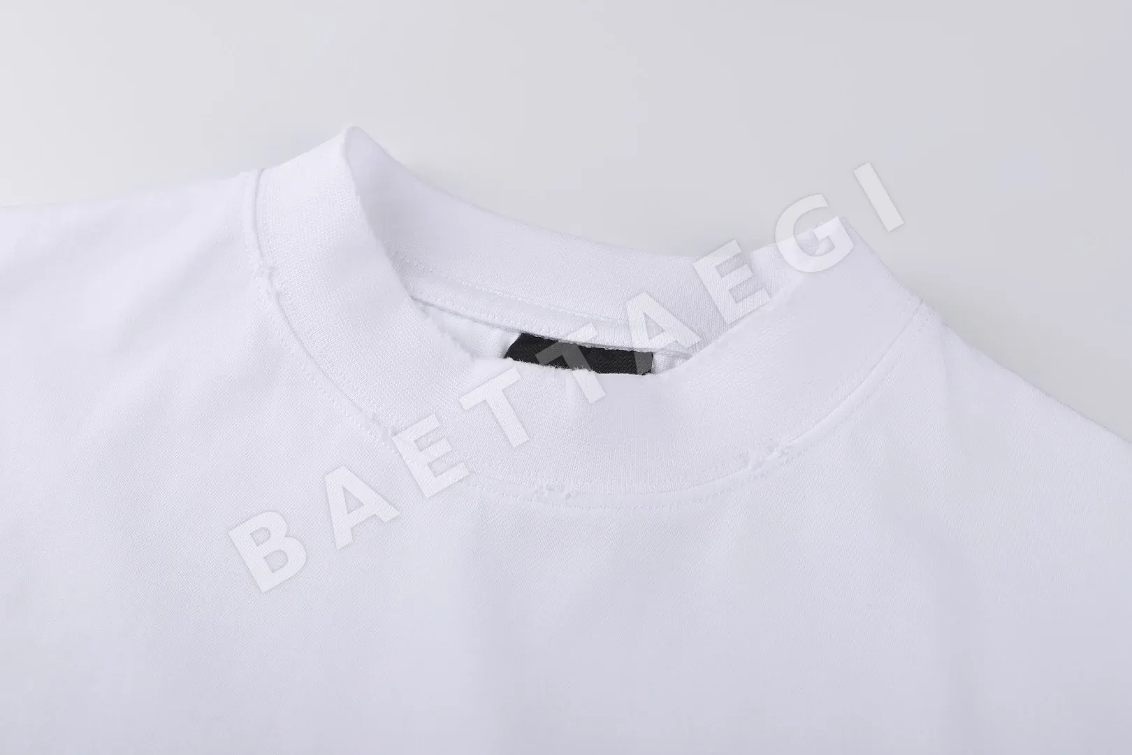 발렌시아가 크랙 프린트 워시 가공 남성 반팔 티셔츠 상세 이미지 3