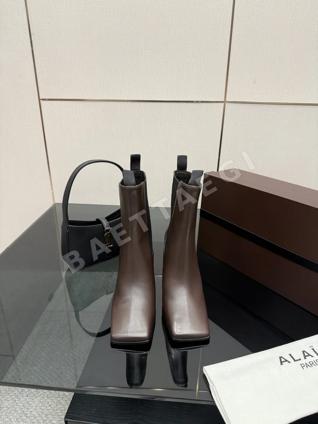 알라이아 블랙 가죽 스퀘어토 앵클부츠 120434