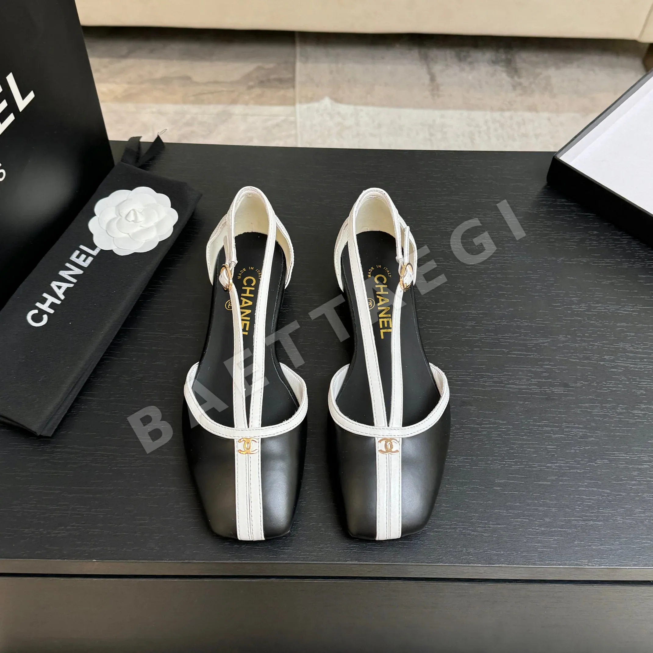 샤넬 더블 C 장식 오픈 토 샌들 98466