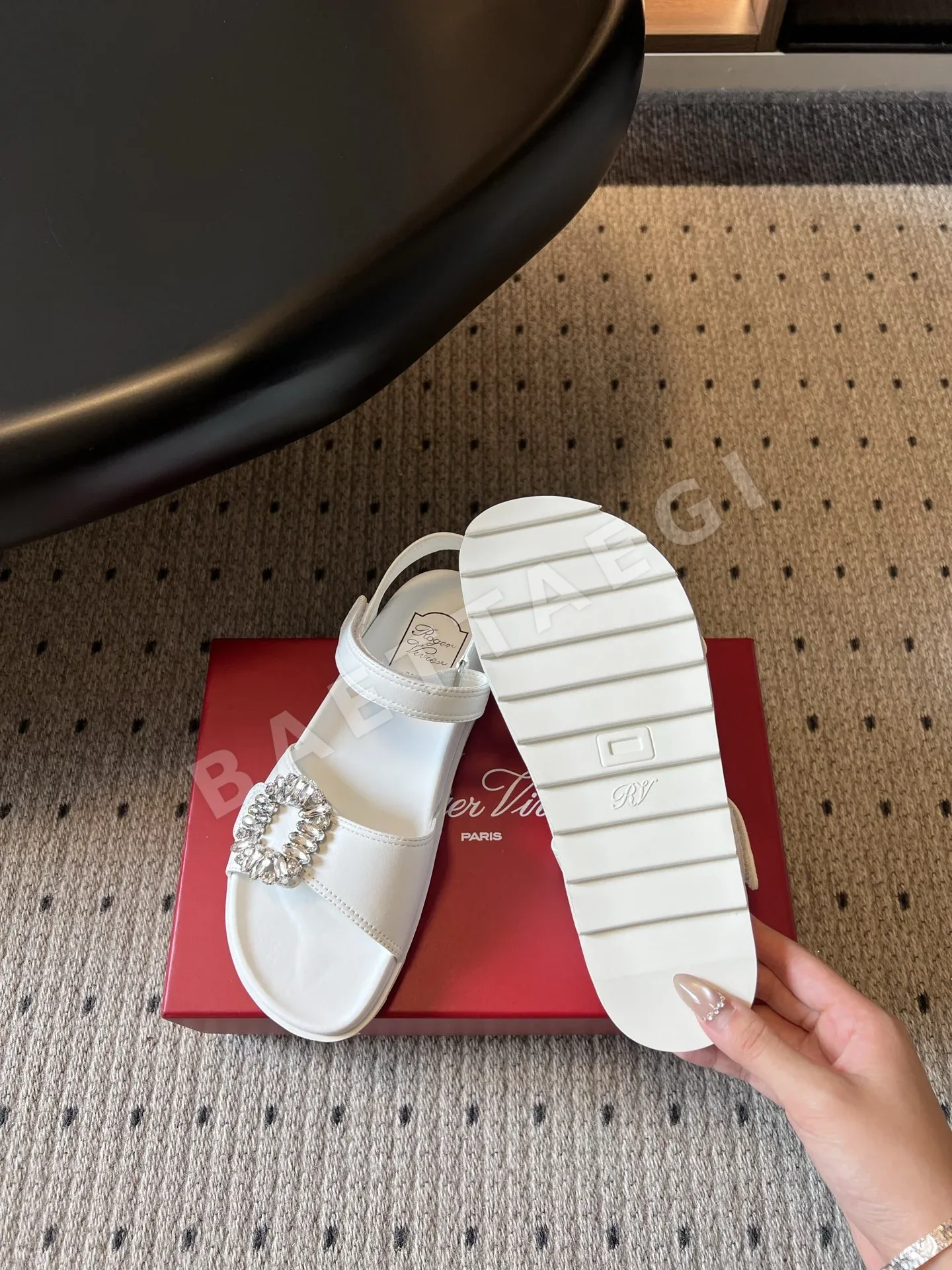 로저비비에 라인스톤 버클 벨크로 샌달 상세 이미지 3