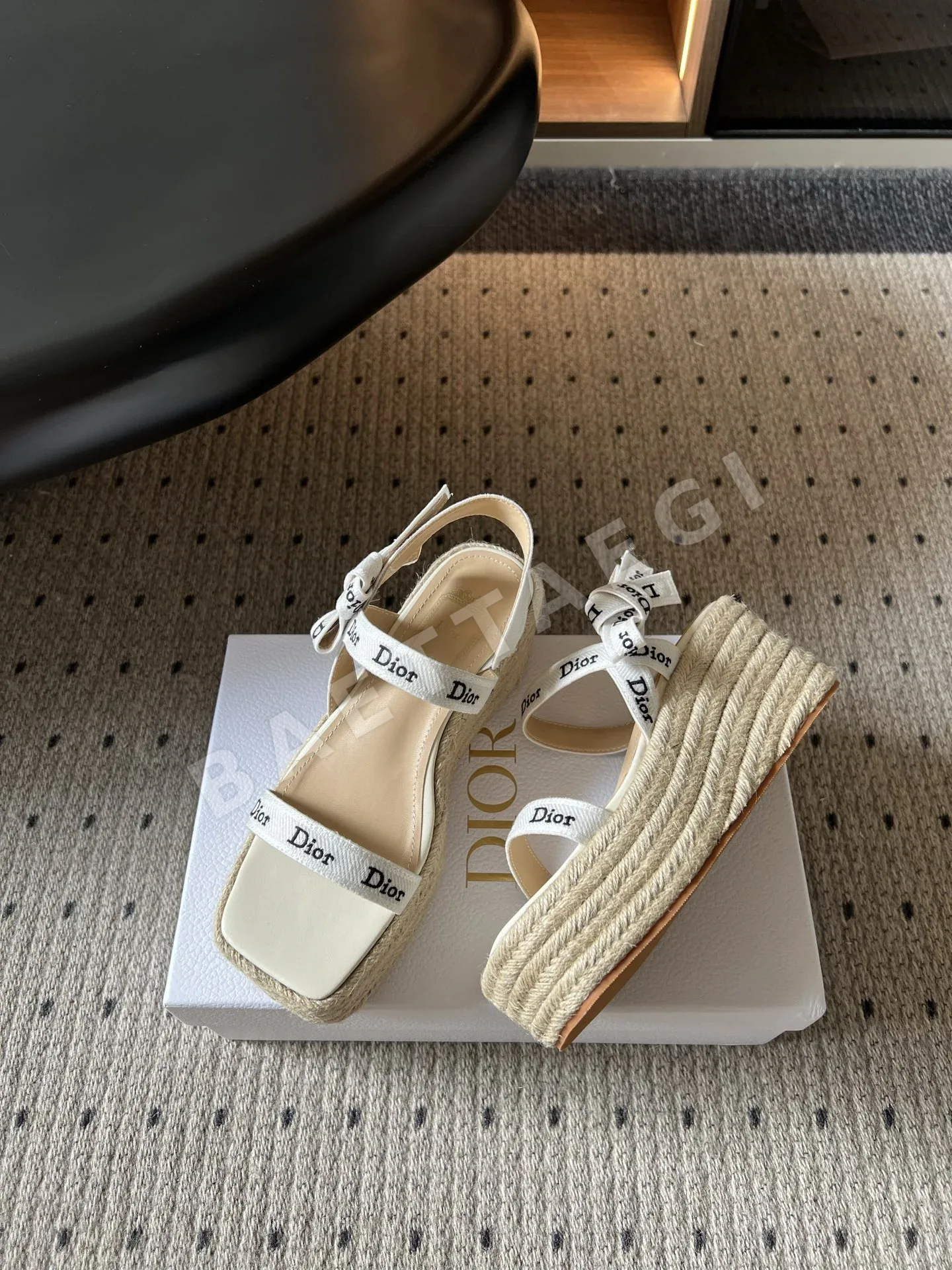 디올 썸머 뉴 보우레터 웨빙 스트랩 웨지 샌들 상세 이미지 4