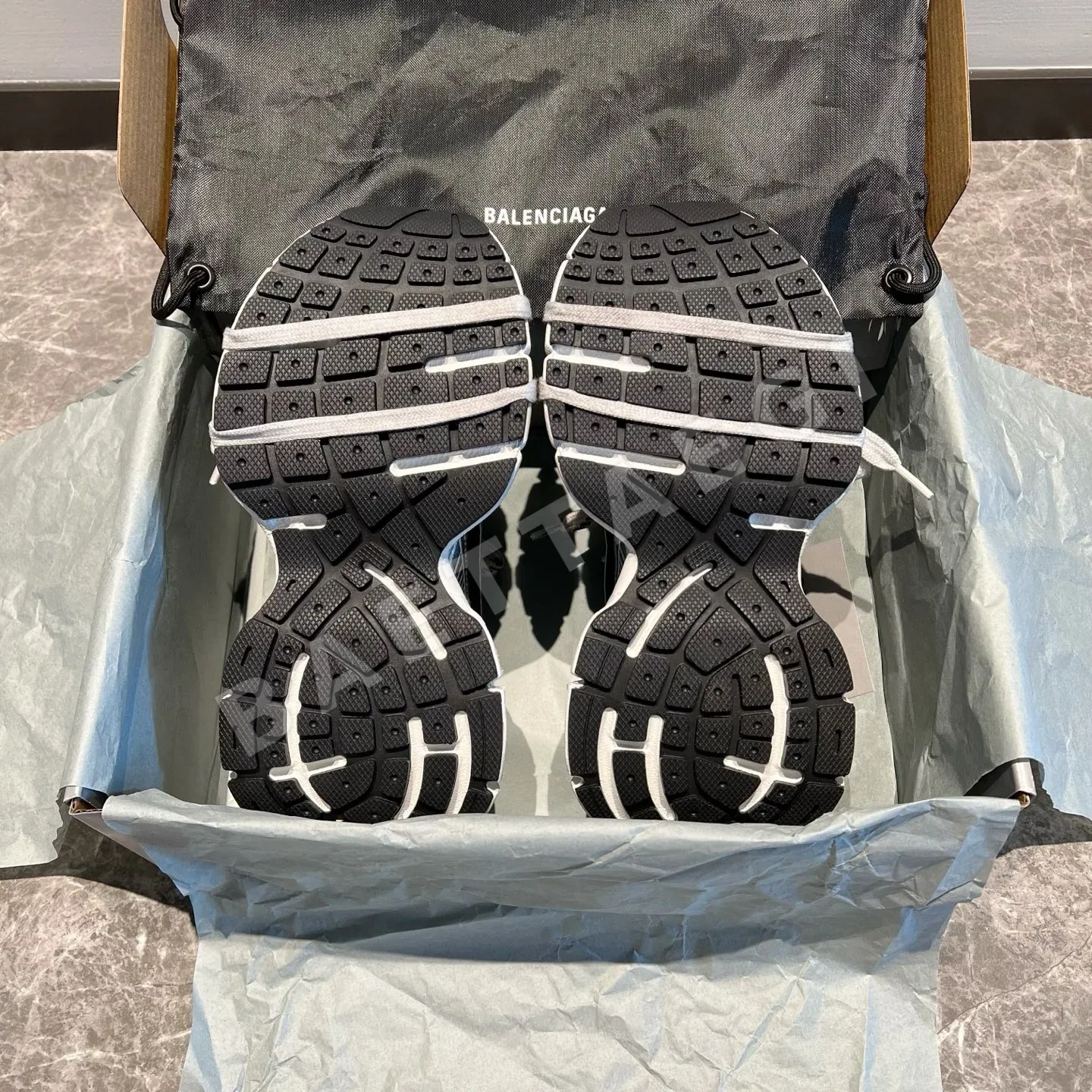 발렌시아가 3XL 디스트레스드 메시 레이스업 로우탑 청키 스니커즈 상세 이미지 9