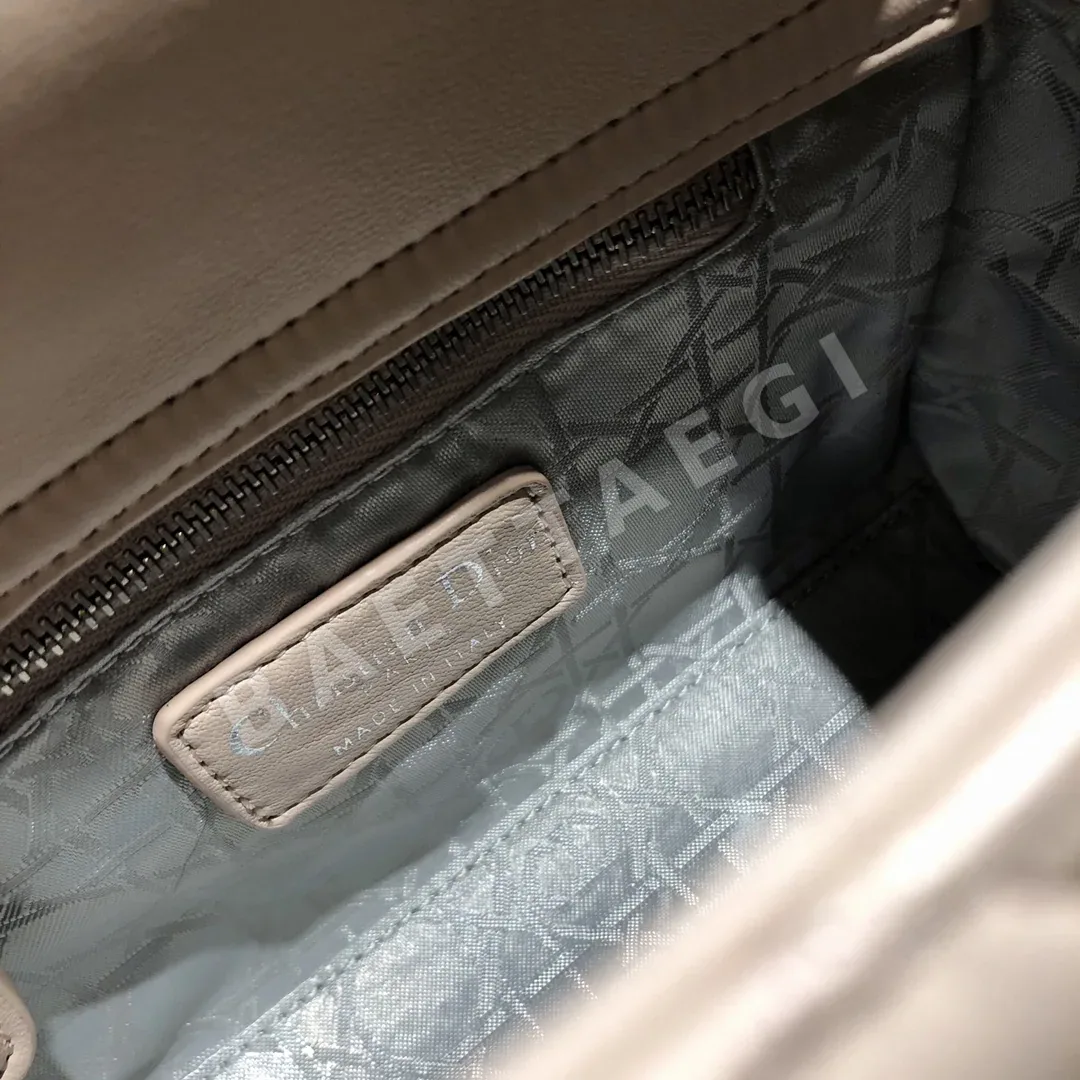 디올 레이디 클래식 램스킨 숄더백 상세 이미지 9
