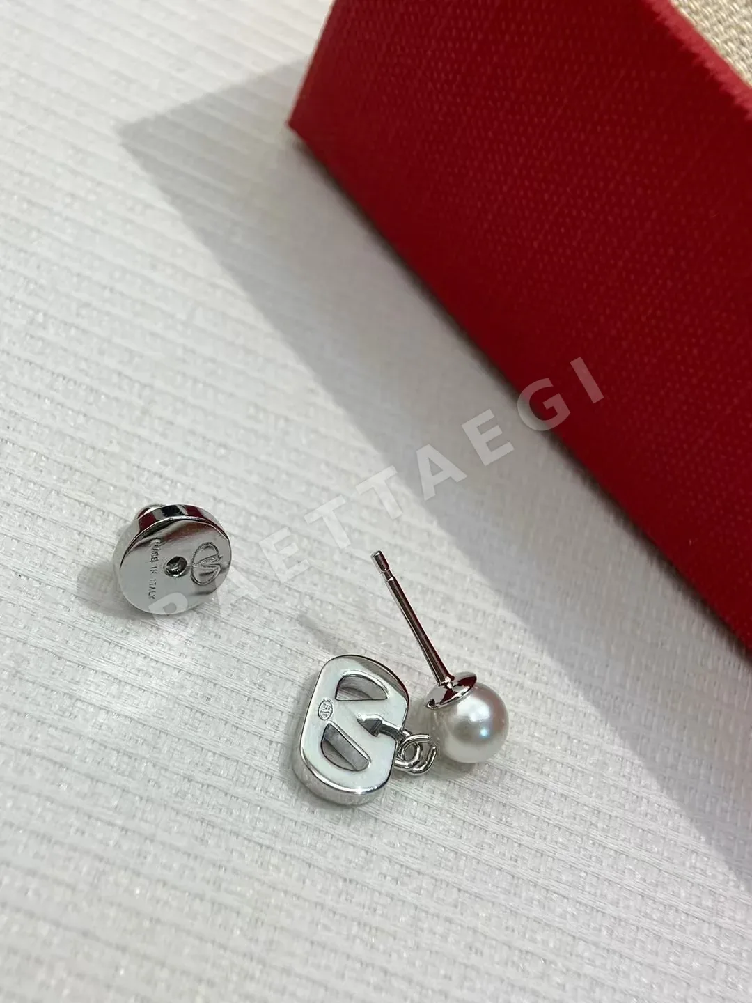 발렌티노 진주 장식 은색 귀걸이 상세 이미지 6