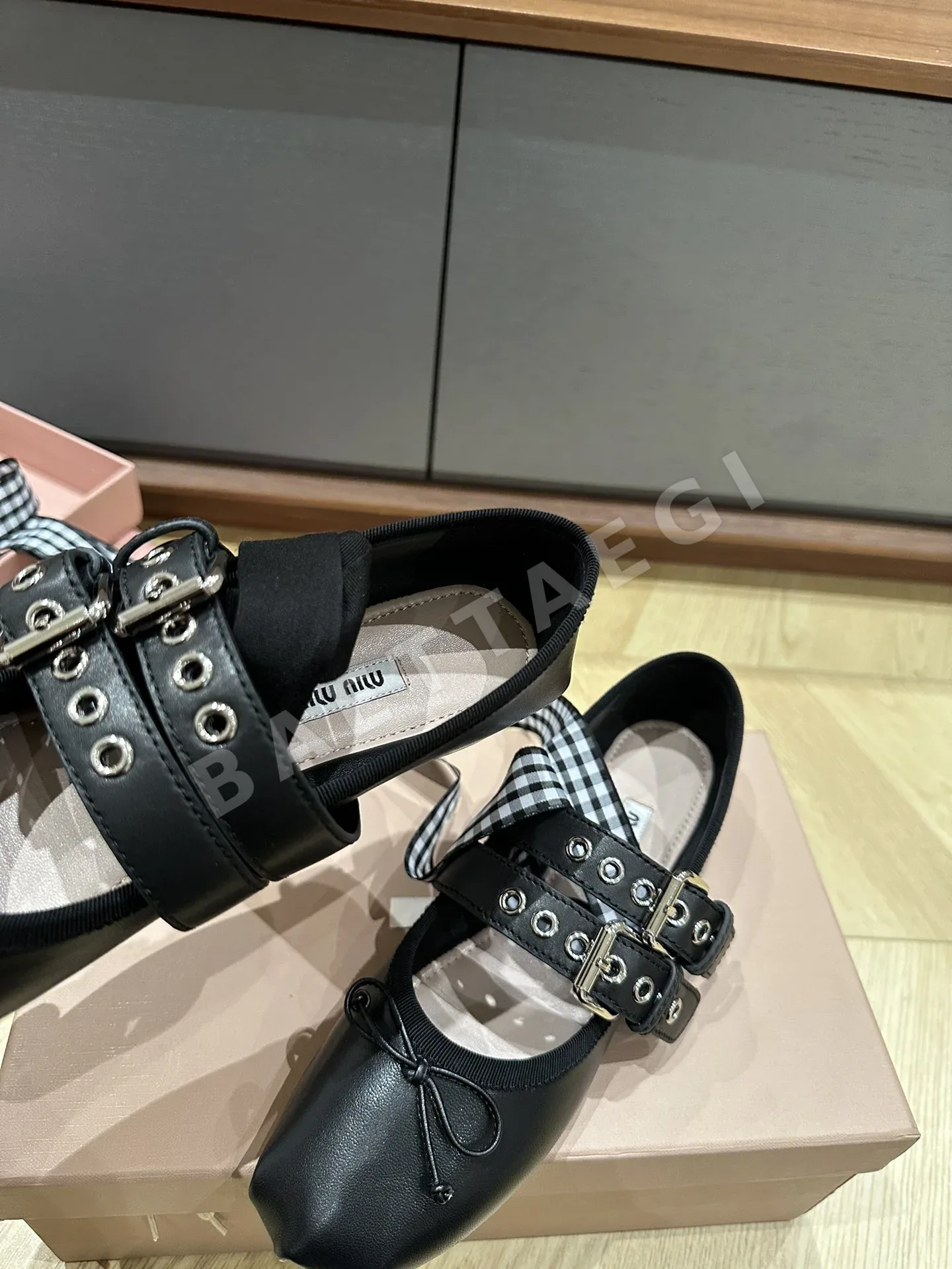 미우미우 클래식 레이스업 신발 상세 이미지 6