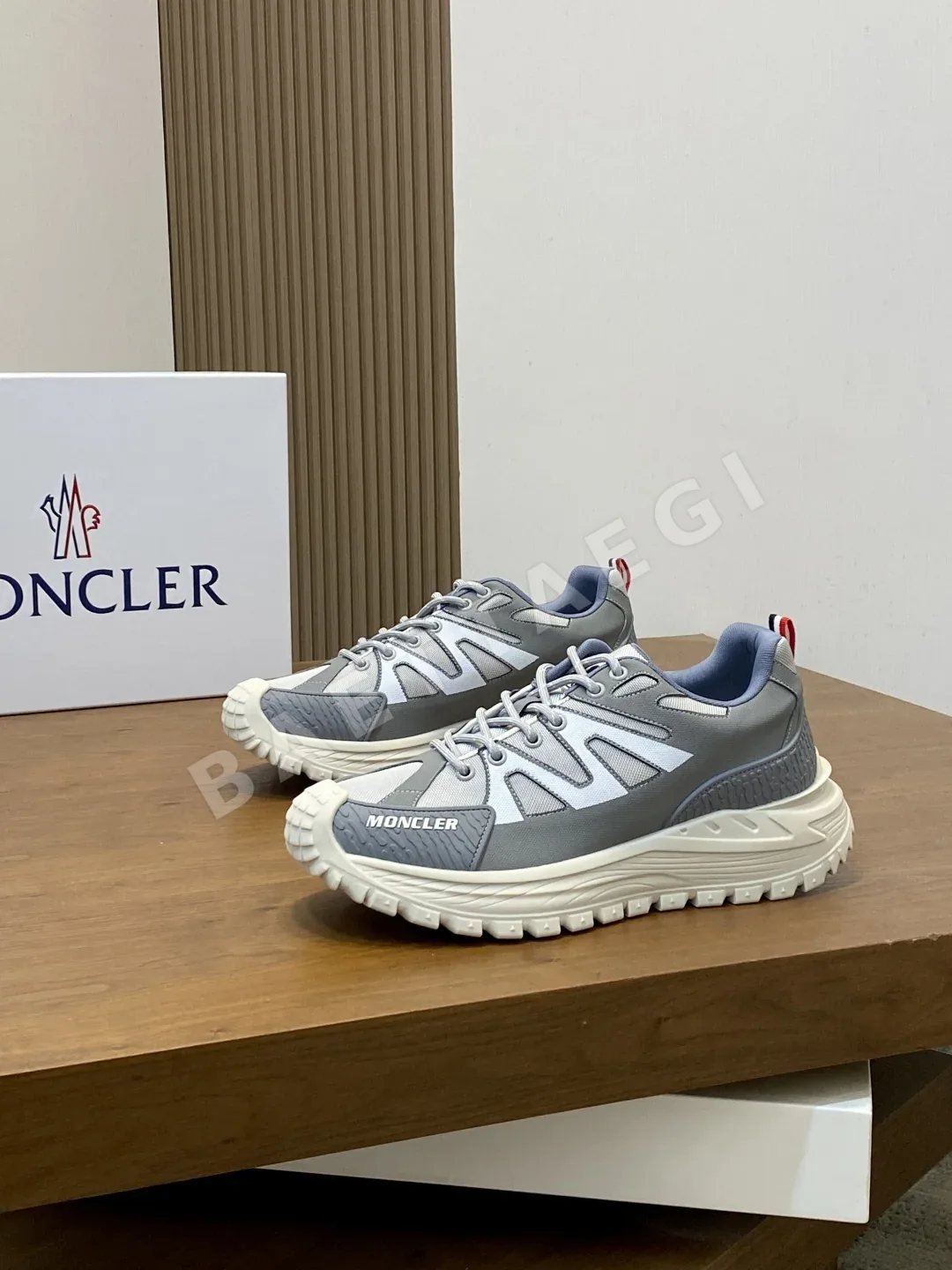 몽클레르 스니커즈 남성 메시 로고 상세 이미지 3