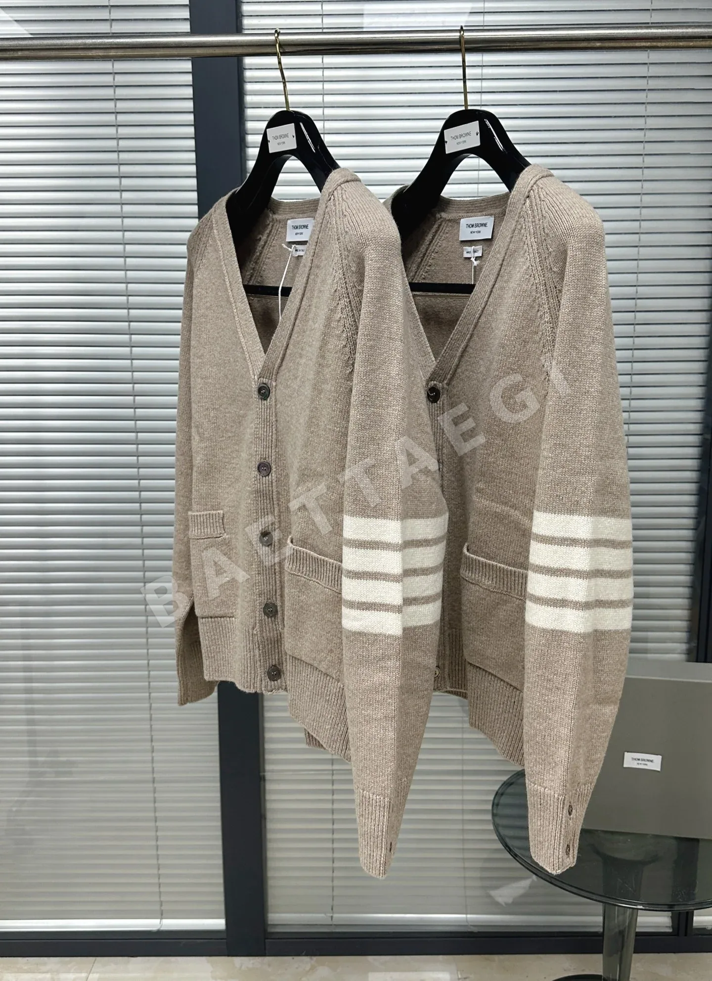 톰브라운 오트밀 울 래글런 가디건 상세 이미지 4