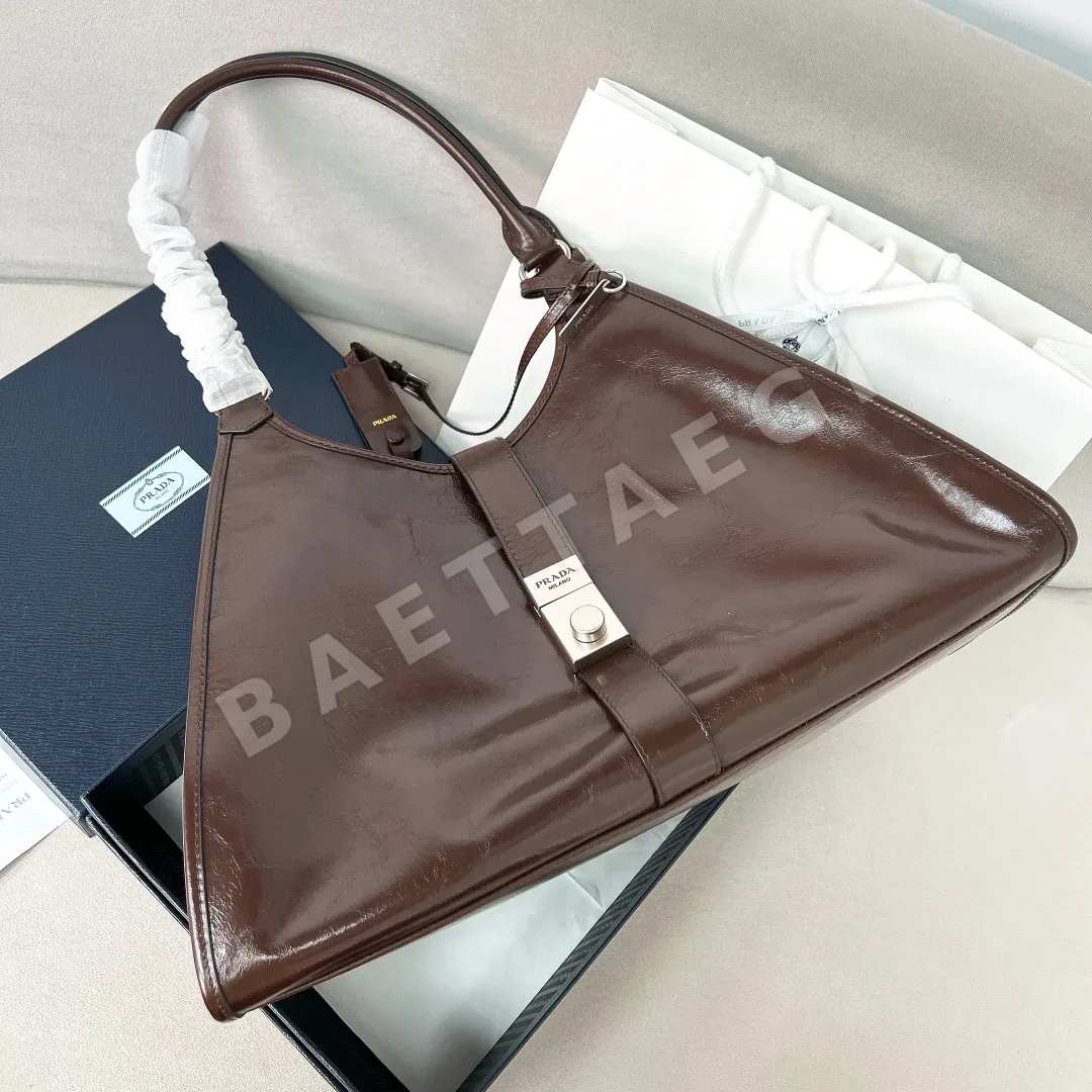 프라다 왁스 레더 런웨이 핸드백 1BG570