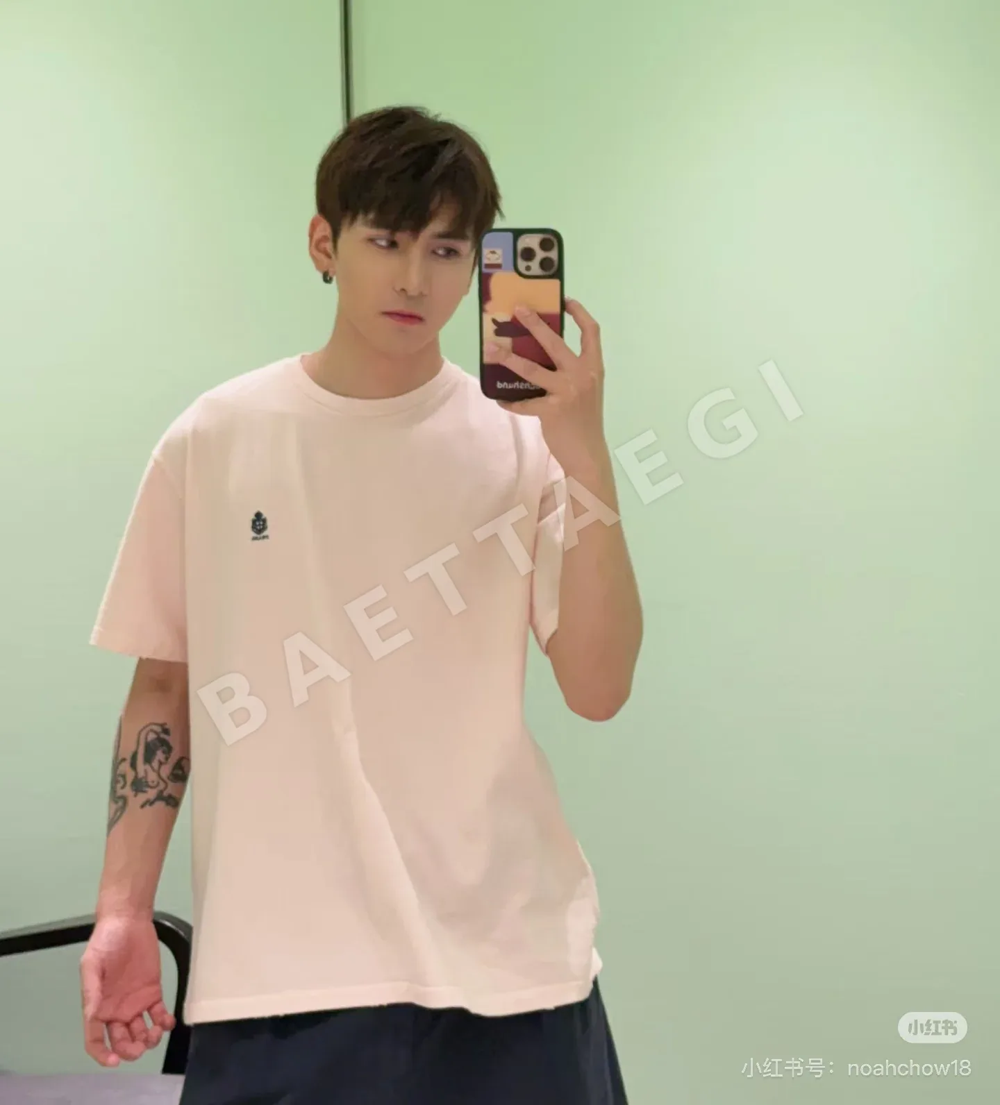프라다 여성 크루넥 자수 반팔 티셔츠 상세 이미지 9