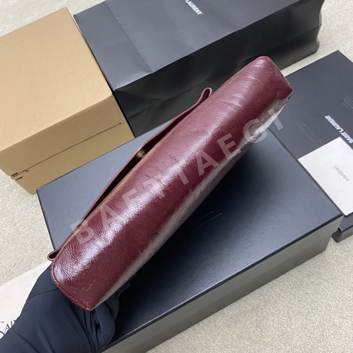 생로랑 레드 양가죽 YSL 로고 엔벨로프 클러치 가방 상세 이미지 4