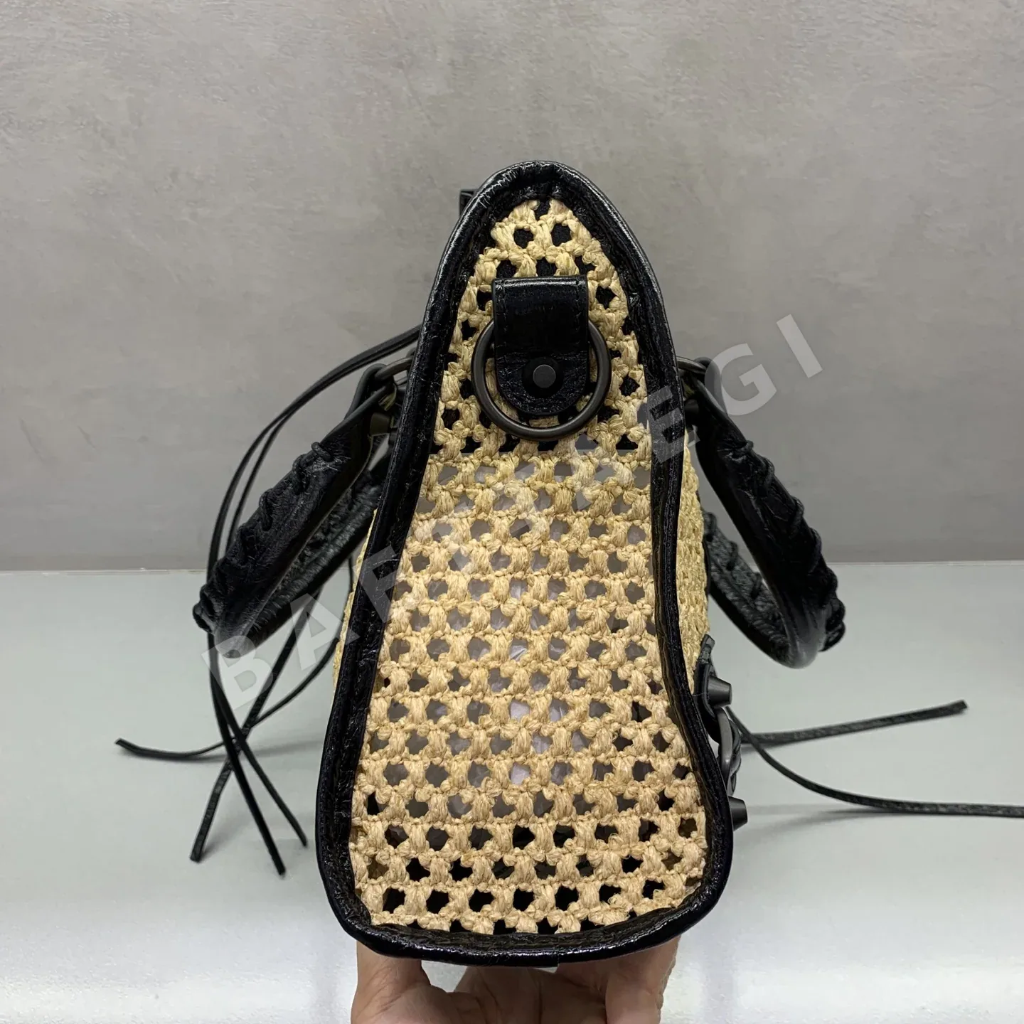 발렌시아가 가죽 토트백 상세 이미지 3