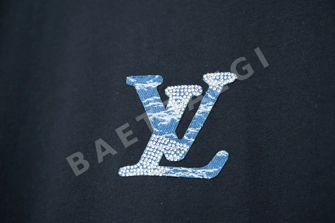 루이비통 데님 아플리케 LV 레터 라인스톤 반팔 티셔츠 상세 이미지 4